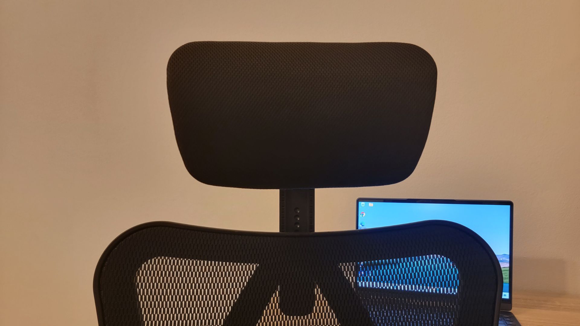 Adjustable headrest on the SIHOO M18 office chair