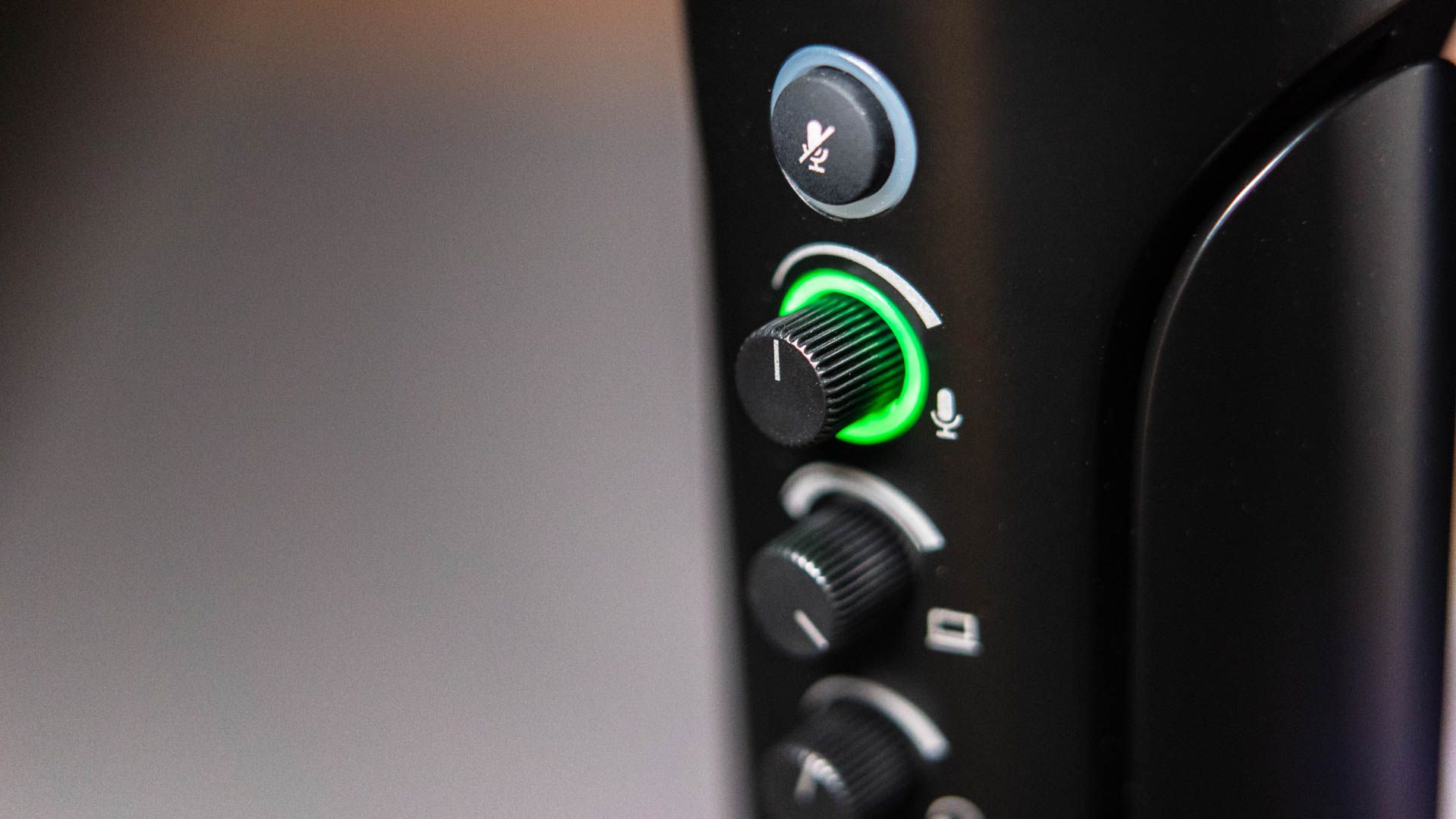 Green led ring around the volume dial on the Sennheiser Profile USB Mic
