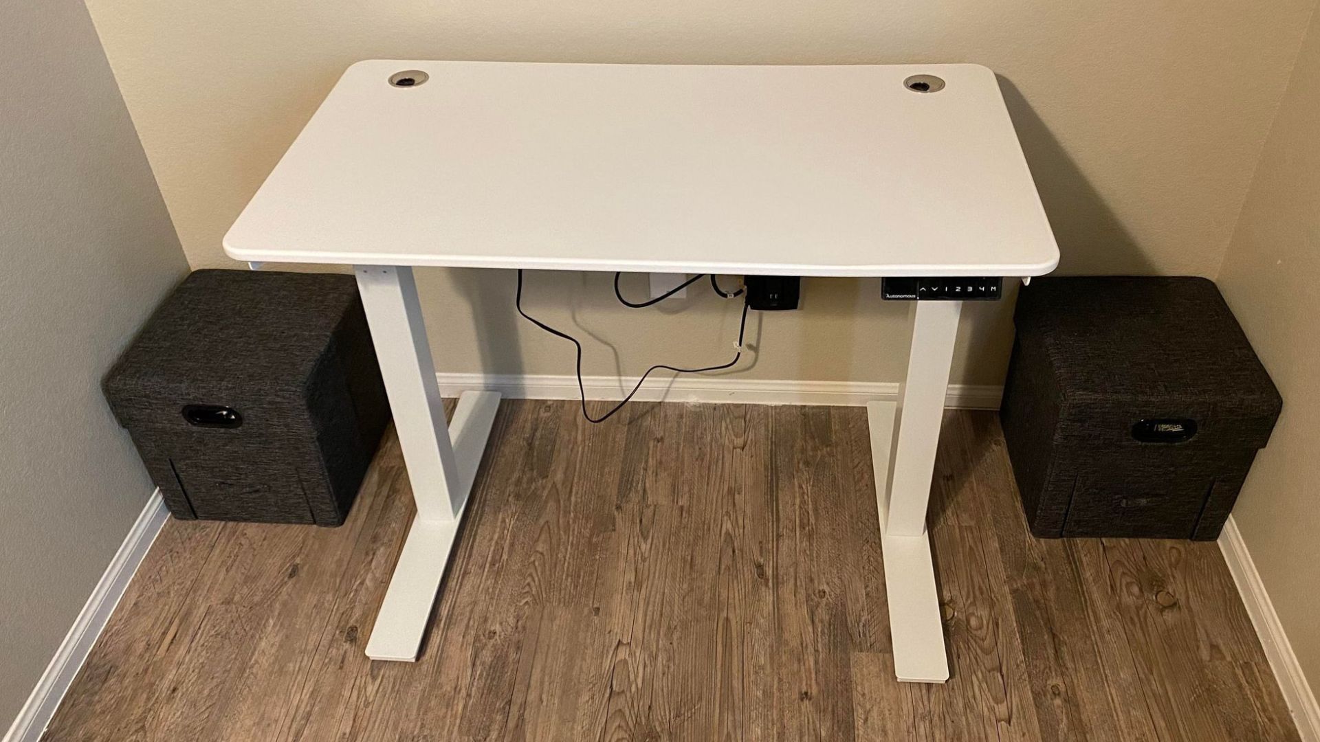 Autonomous SmartDesk Core standing desk with wires