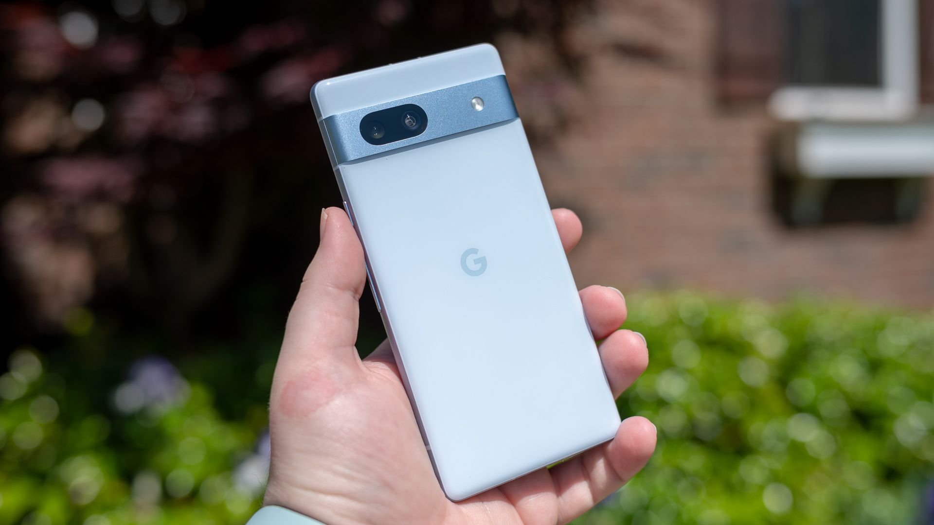 Person holding the Google Pixel 7a-2