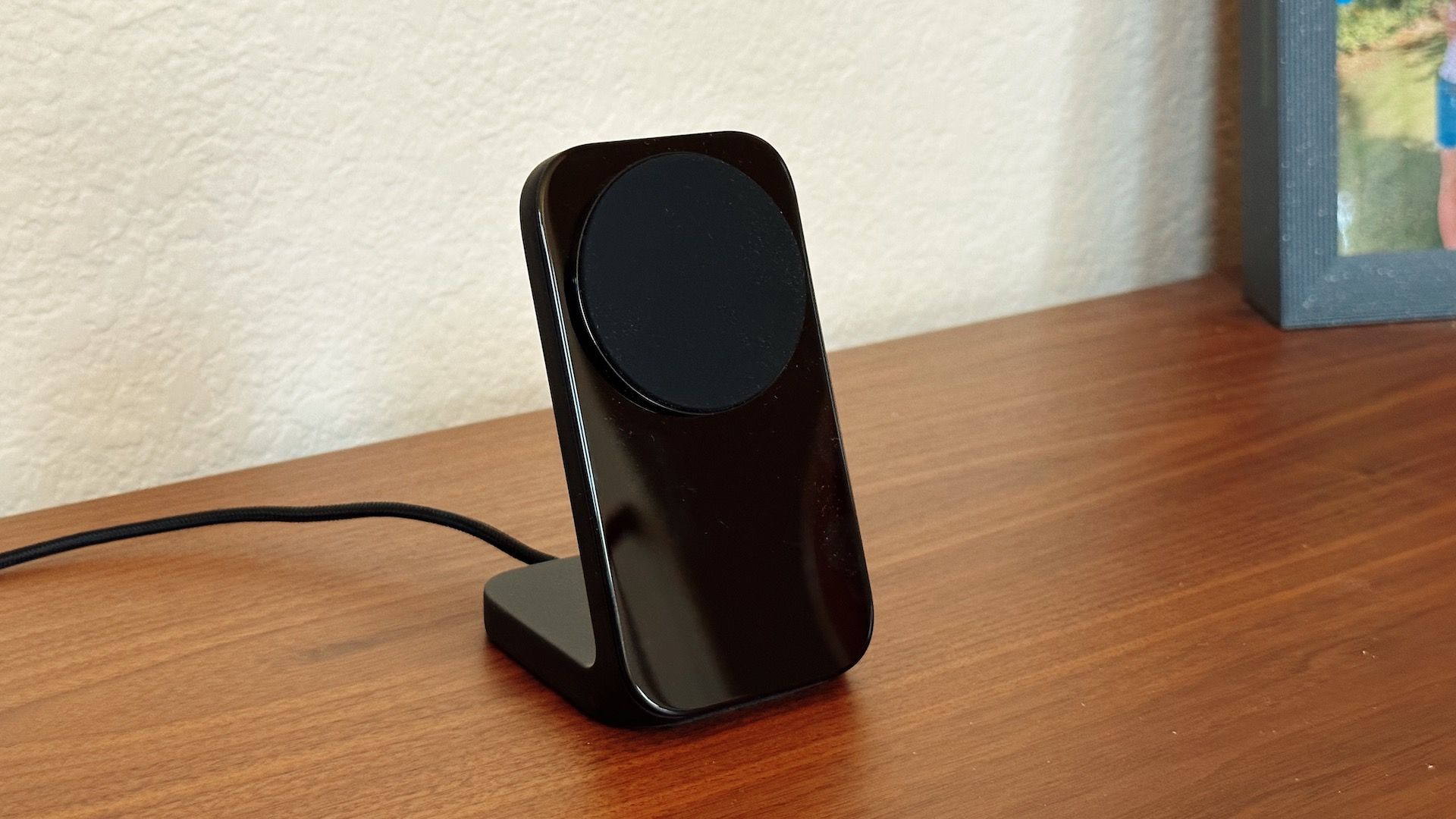 Nomad Stand in black sitting on a wooden desk