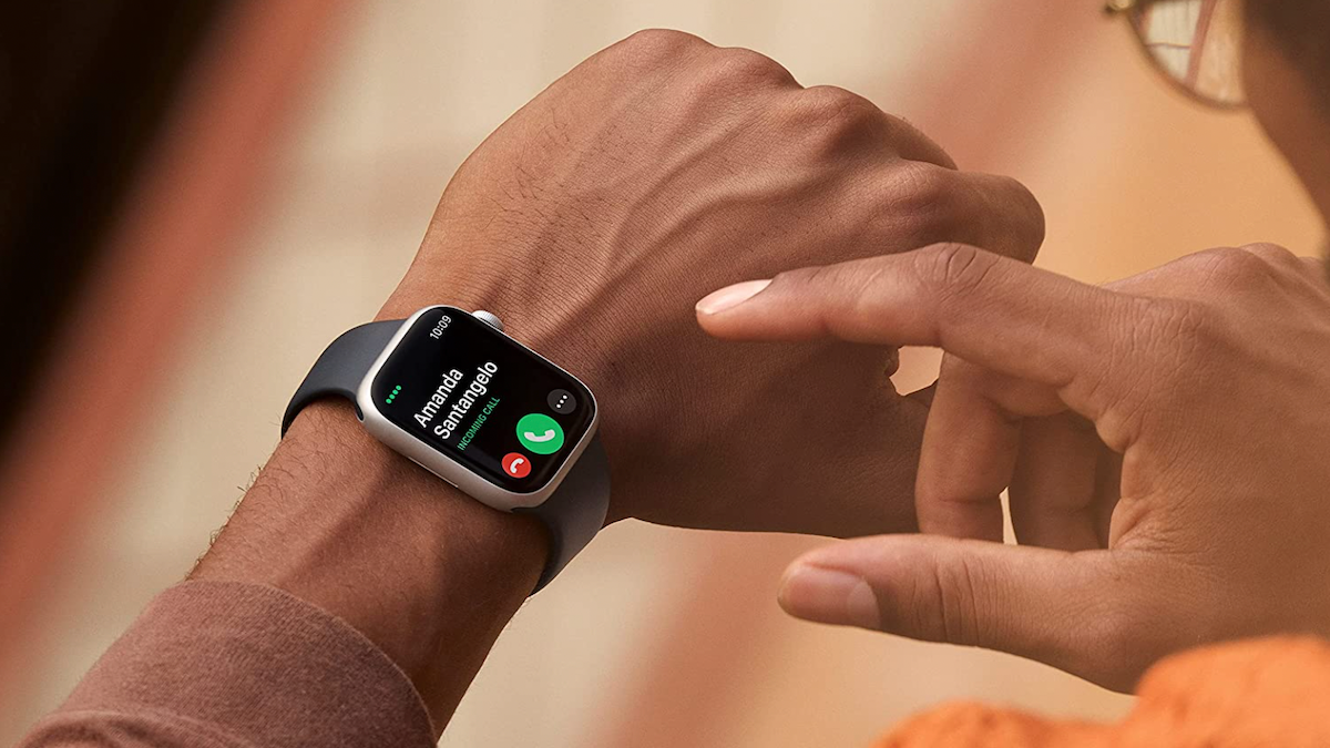 Woman receiving a call on an Apple smartwatch.