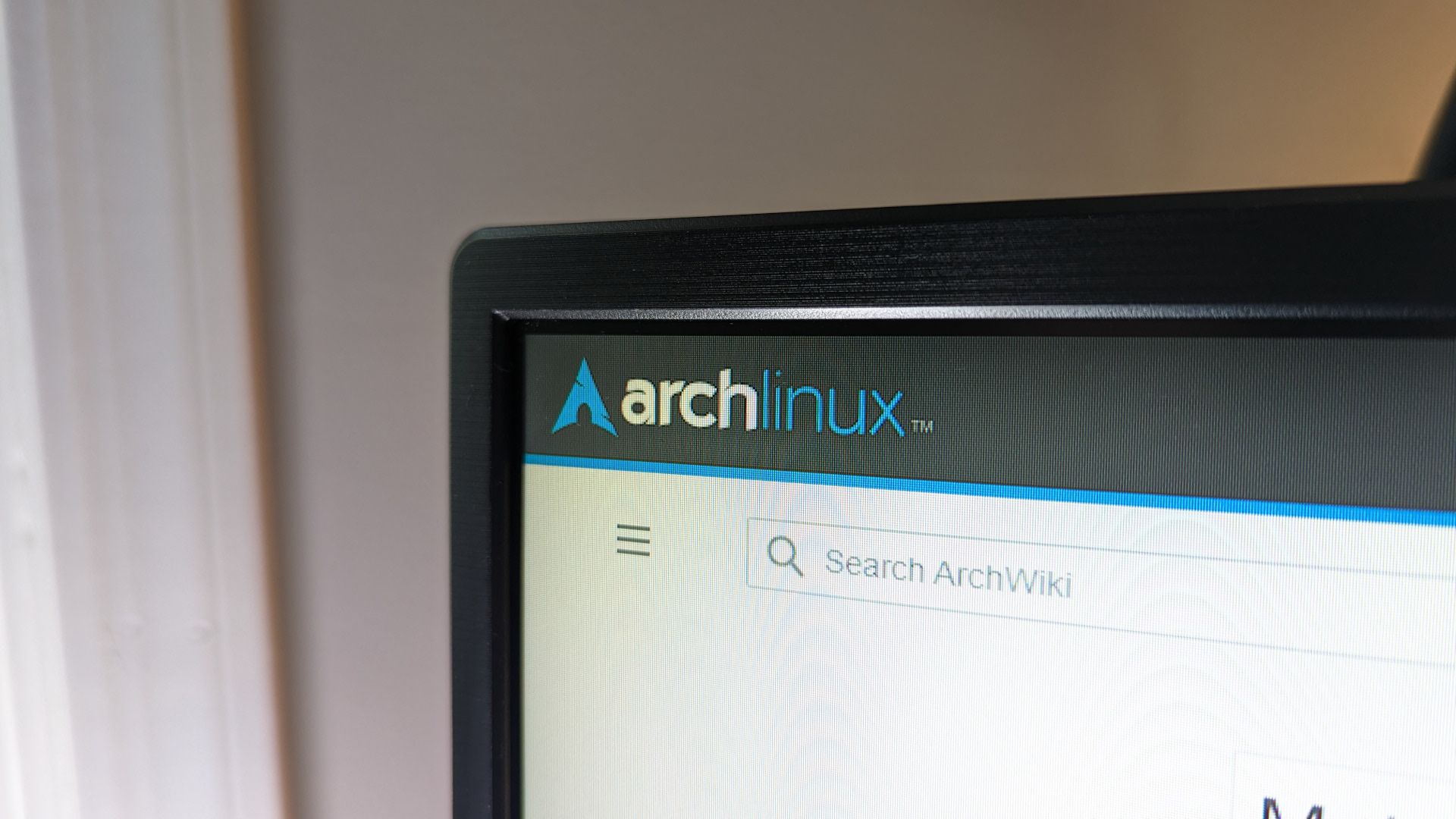 Arch Linux logo on the ArchWiki website.