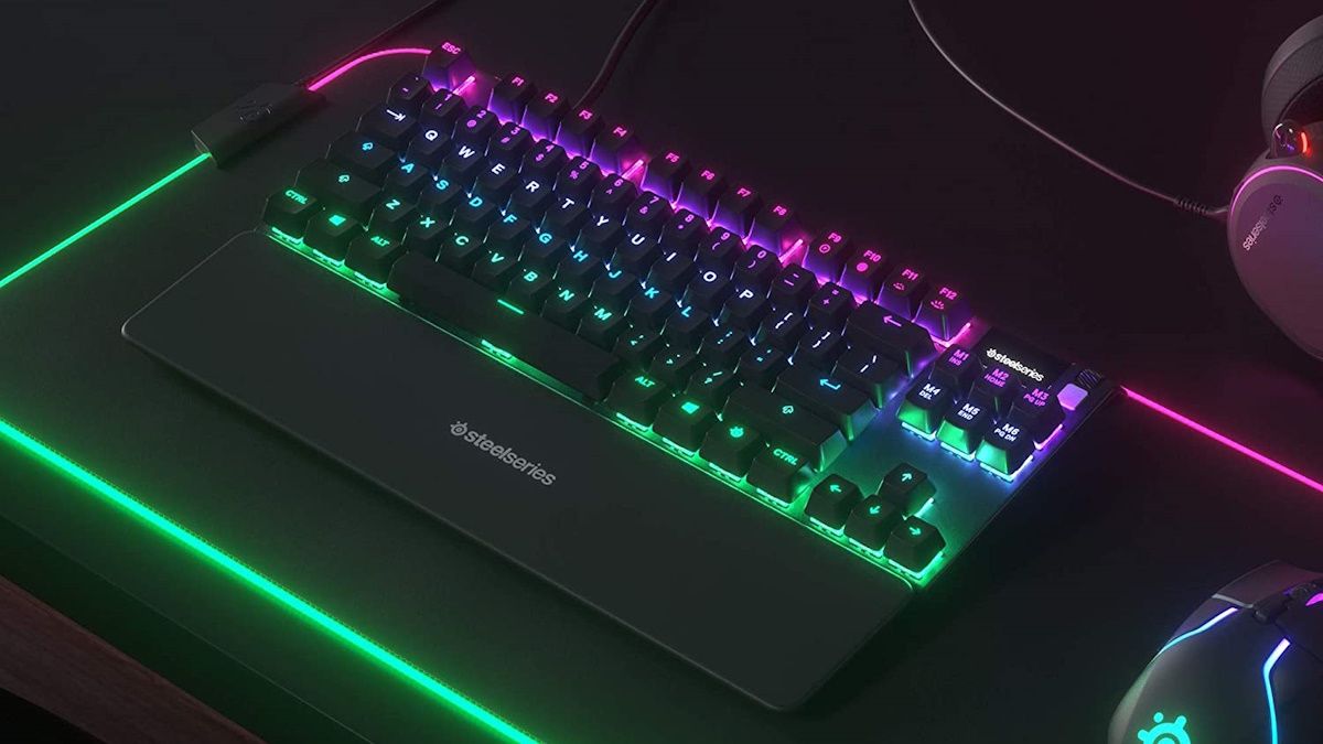 SteelSeries Apex 7 sur un bureau de jeu