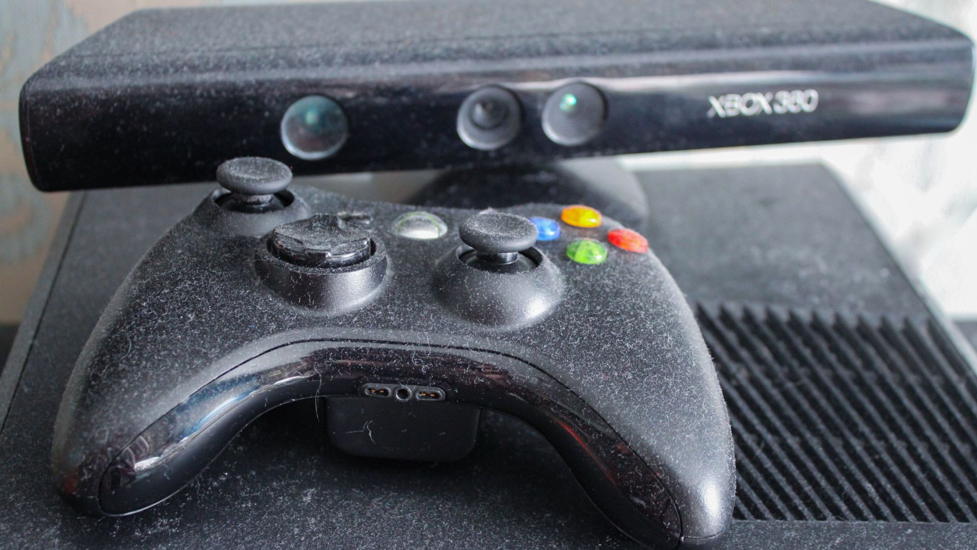 Dusty old Xbox 360 controller and Kinect camera.