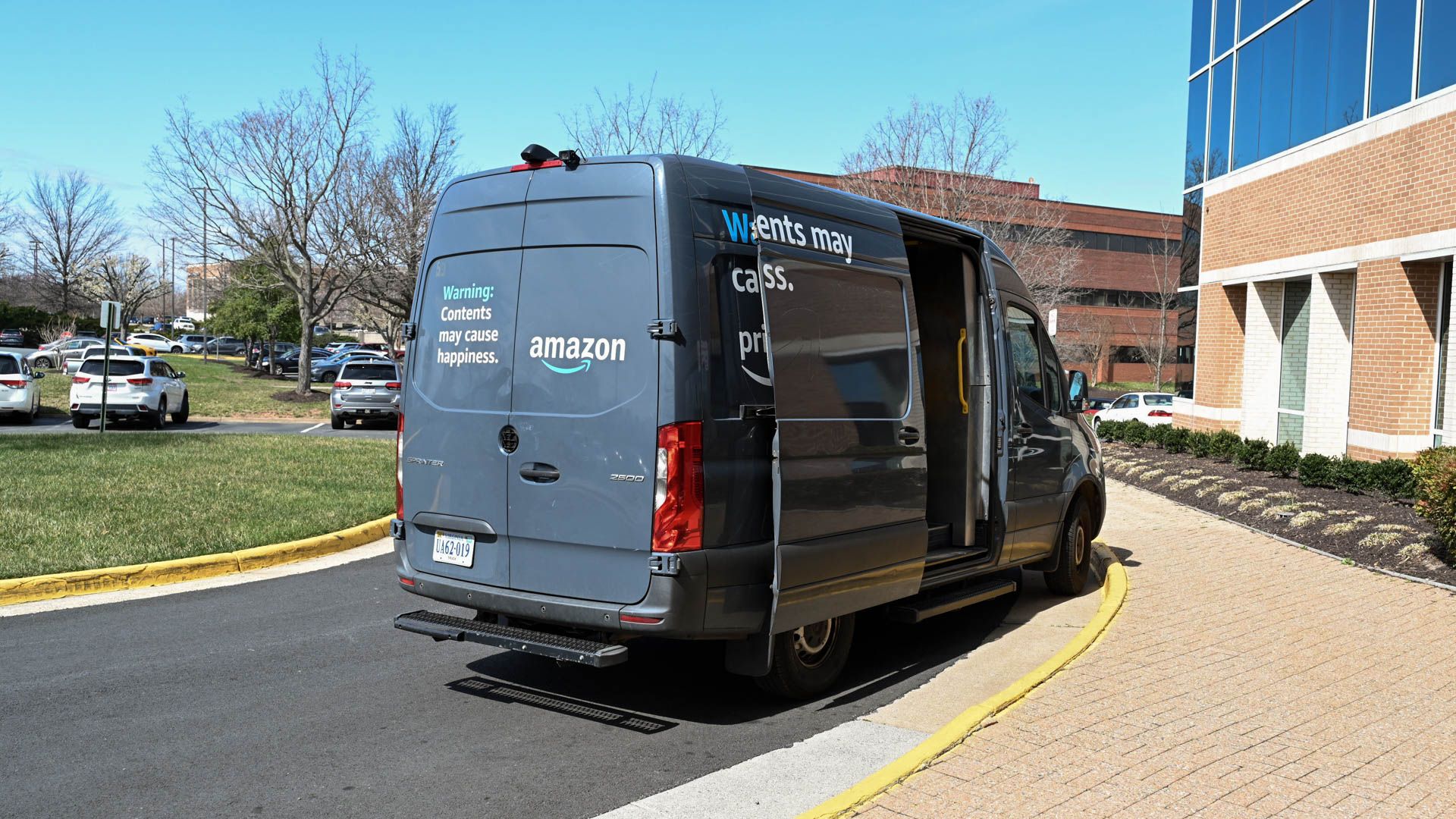 Amazon Prime Van estacionado con la puerta abierta