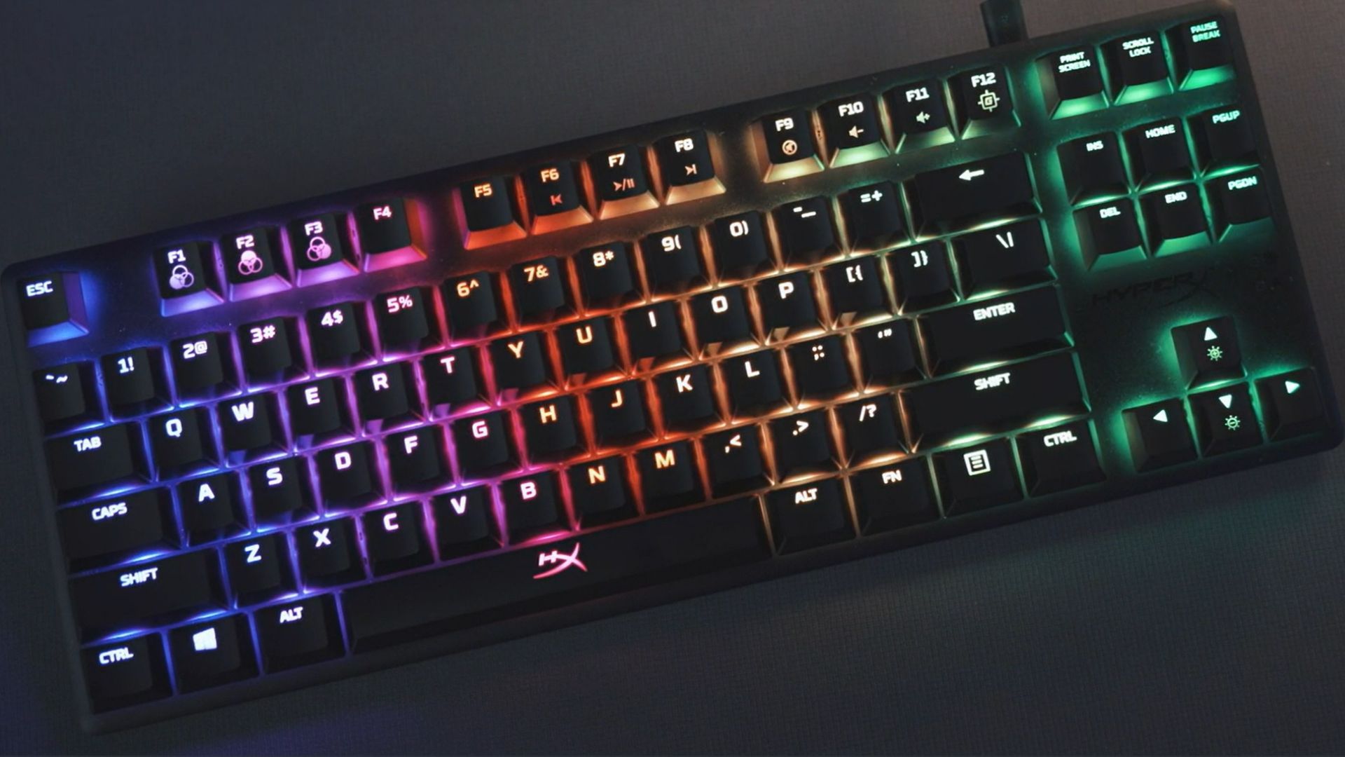 Le HyperX Origins Core TKL sur un bureau.