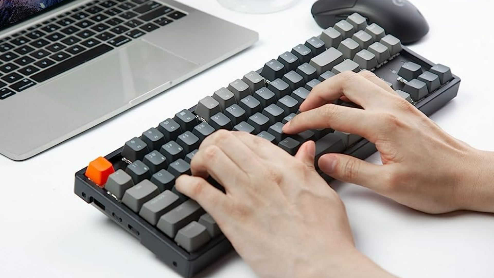 Keychron K8 sur un bureau blanc.