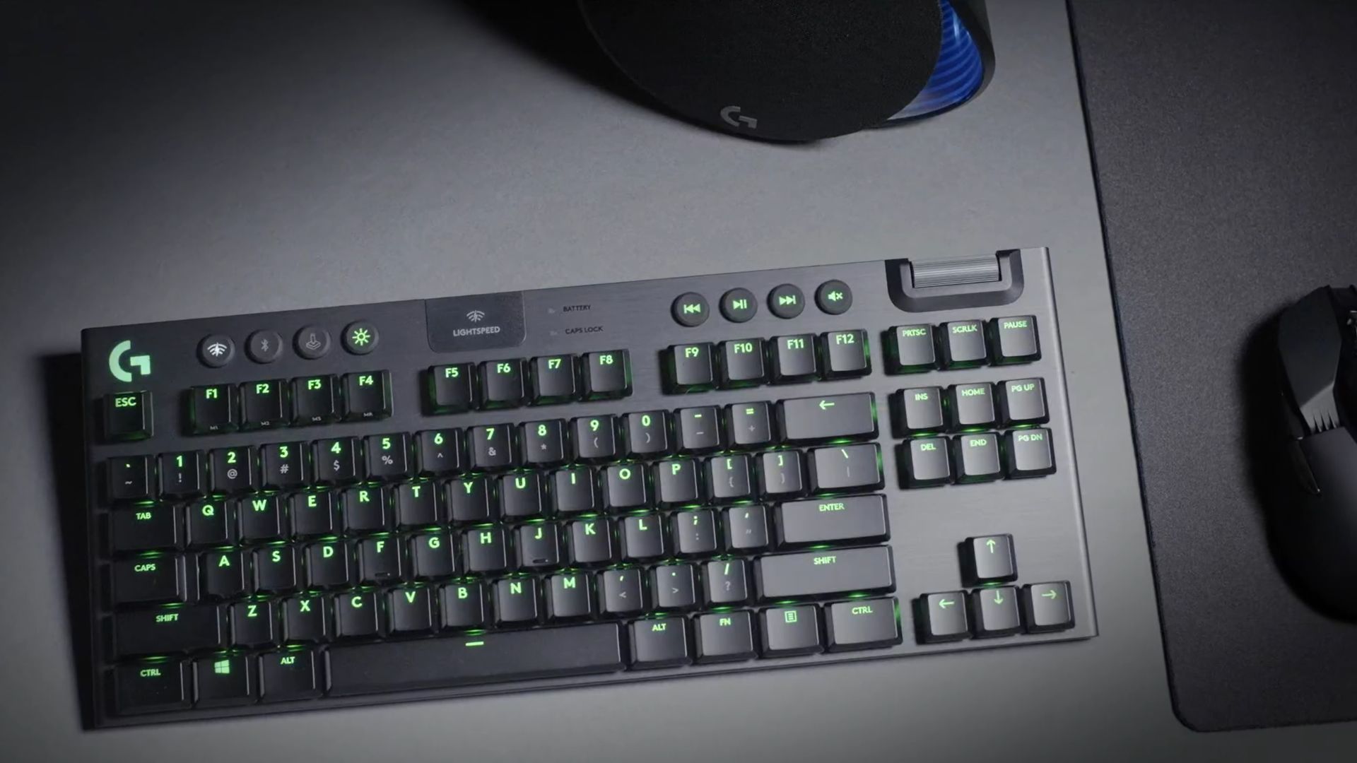 Logitech G915 TKL sur un bureau gris.