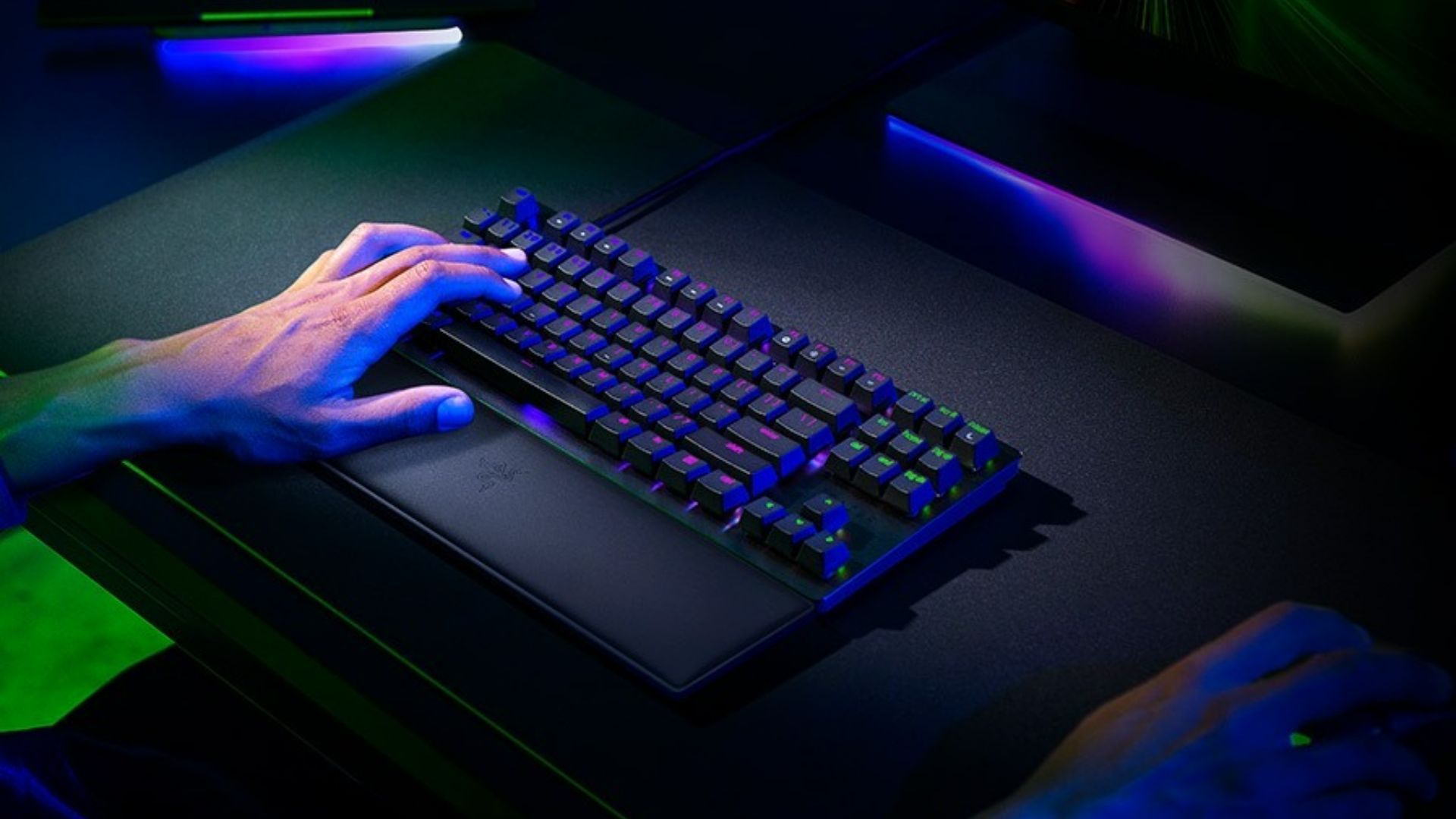 Razer Huntsman V2 TKL sur un bureau de jeu.