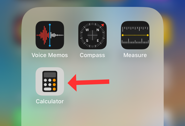 Screenshot of a folder with an arrow next to the Calculator app