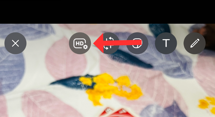 WhatsApp image preview section with an arrow highlighting the HD icon