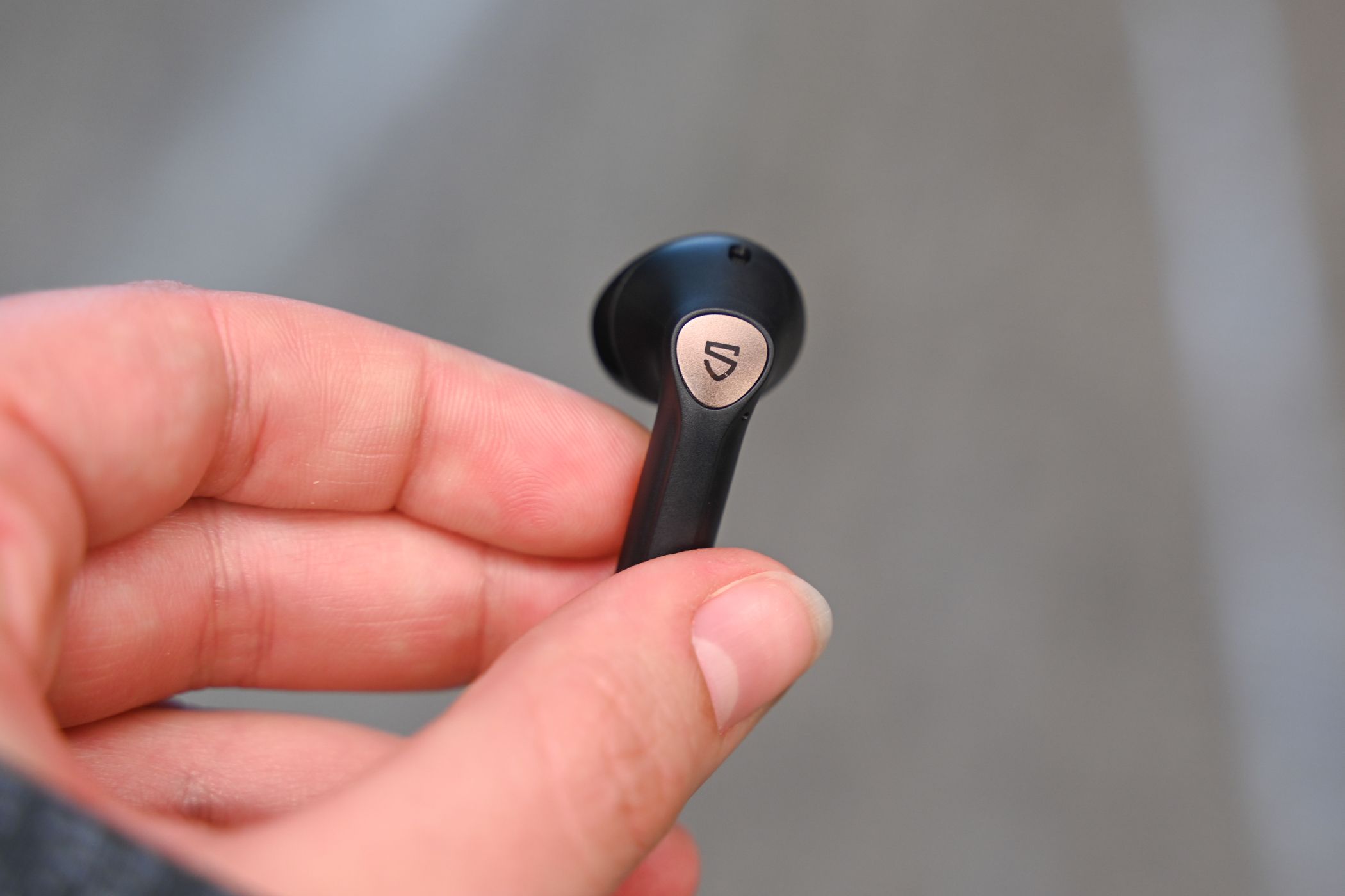 Person holding an SOUNDPEATS Air4 aptX Lossless Wireless Earbud showing the outside