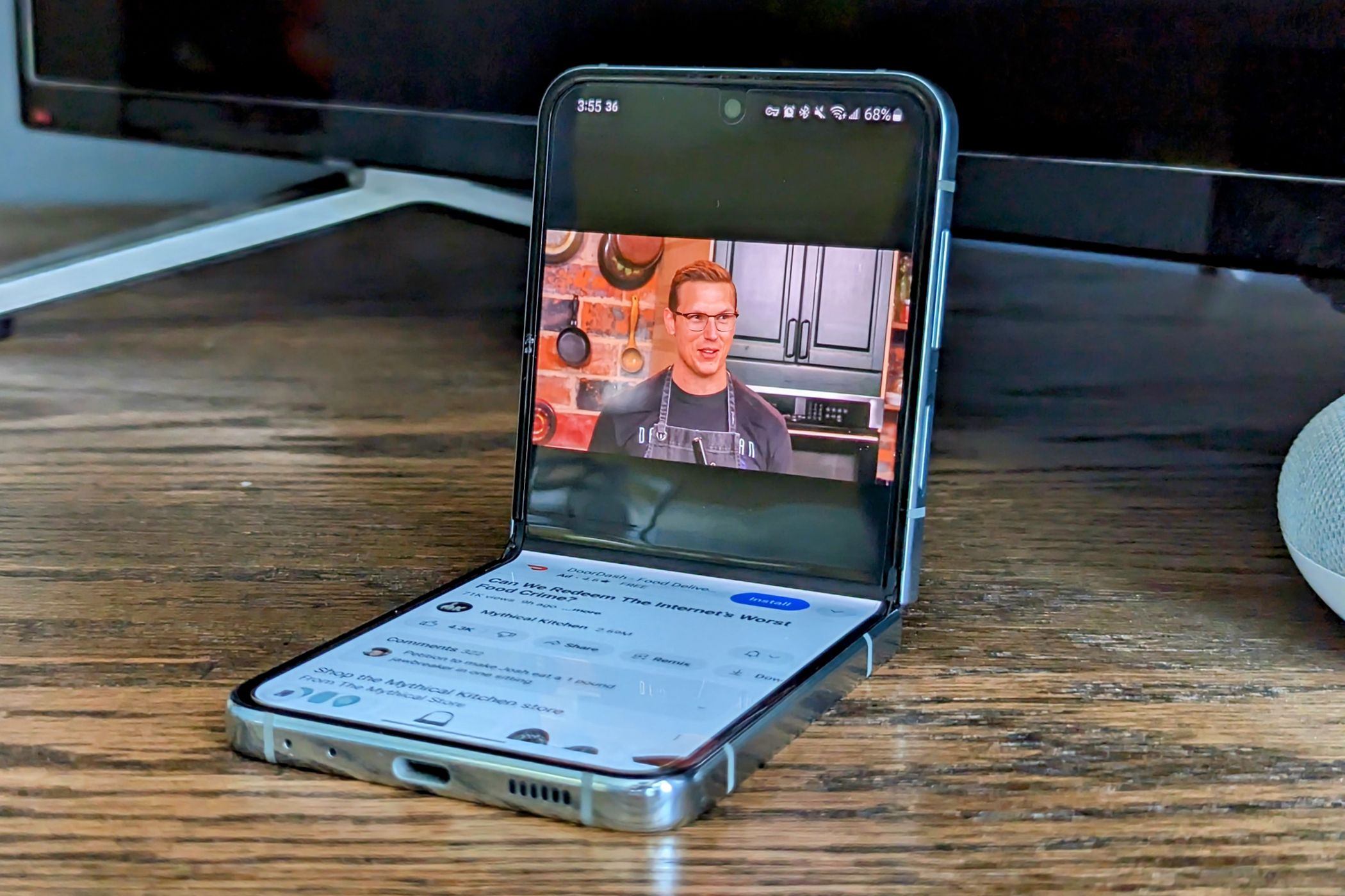 Flex Mode in the YouTube app on the Samsung Galaxy Z Flip 5