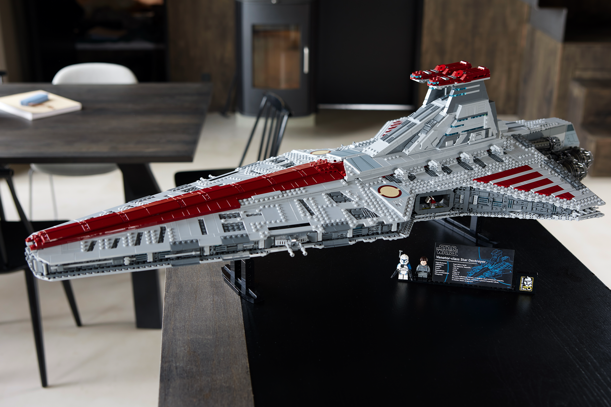 The LEGO Star Wars Venator-Class Republic Attack Cruiser assembled and viewed from the side