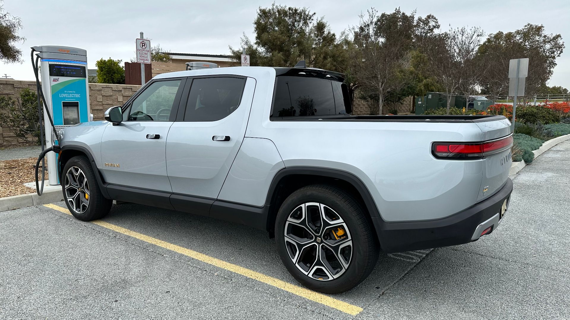 Rivian R1T at Chargepoint station. 