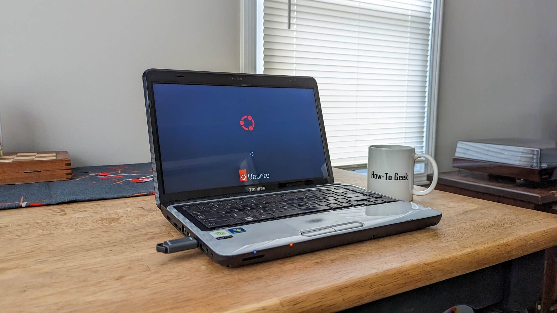 Ubuntu Linux start up screen on a laptop