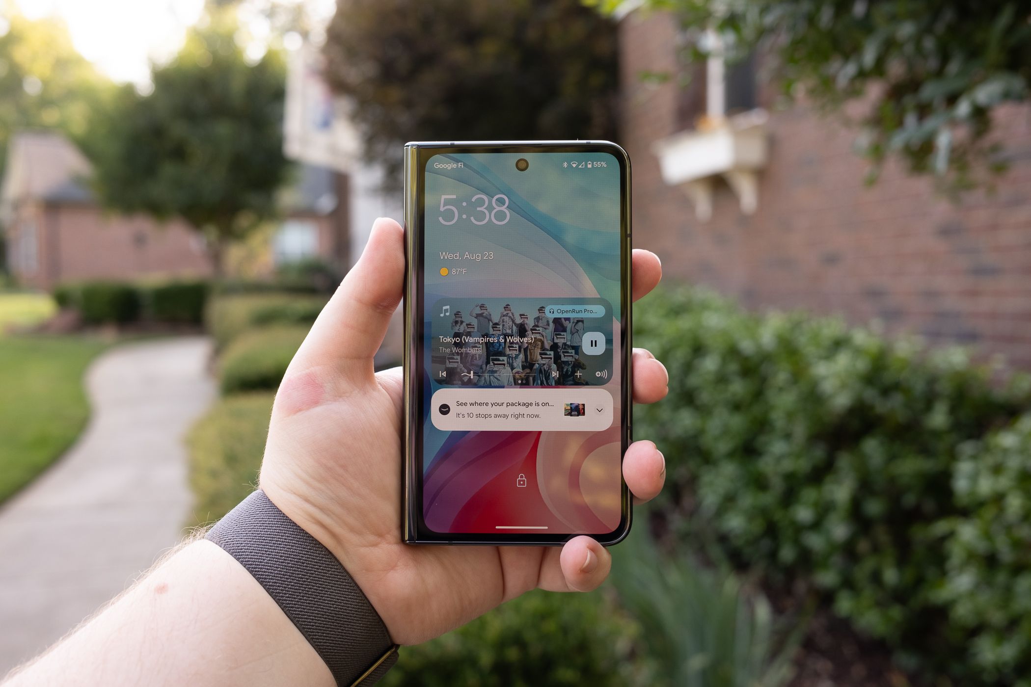 Google Pixel Fold lock screen with a music player widget
