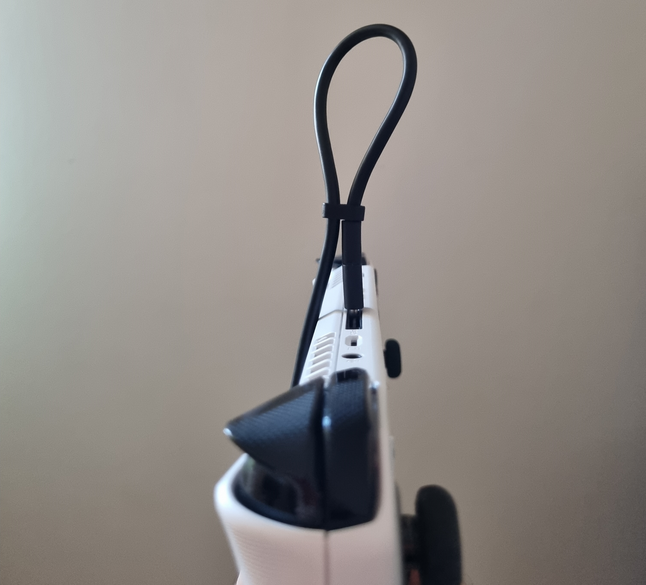 ASUS ROG Ally Charging Clamp holding the charging cable, preventing it to exert force on the USB-C port.