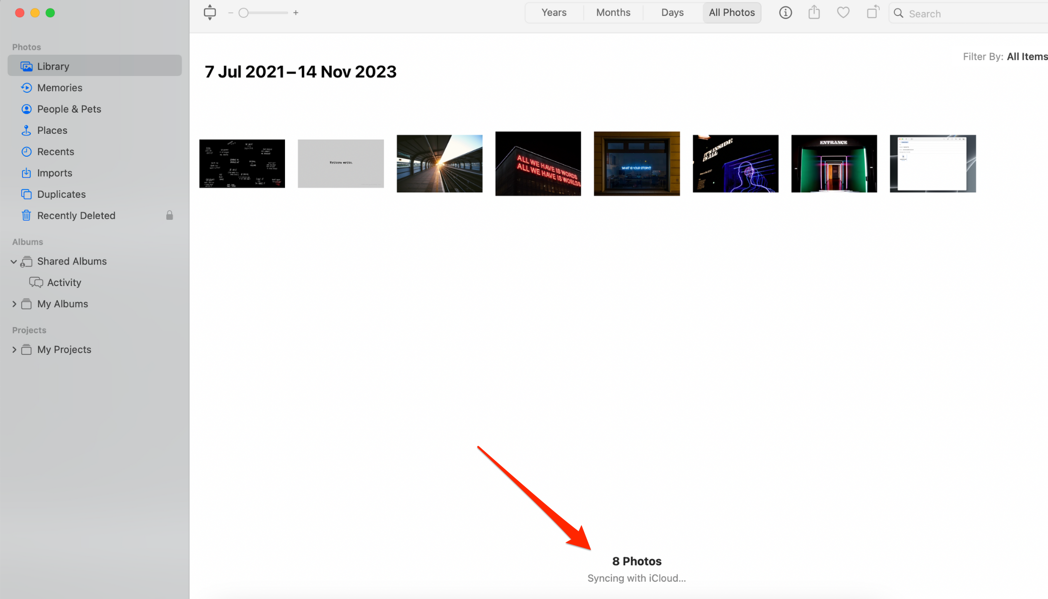 Photos app on Mac showing iCloud photos sync status.