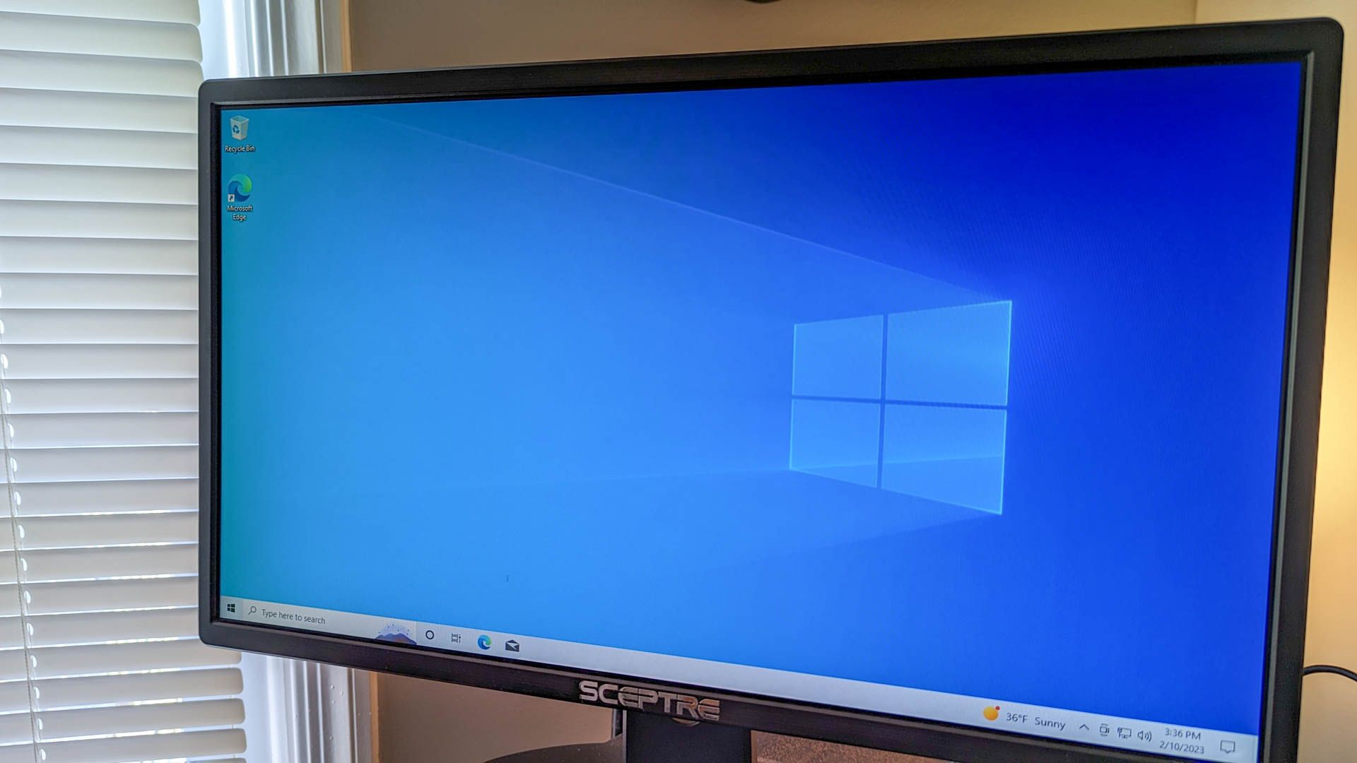 A Windows 10 desktop with a pinned Edge icon. 