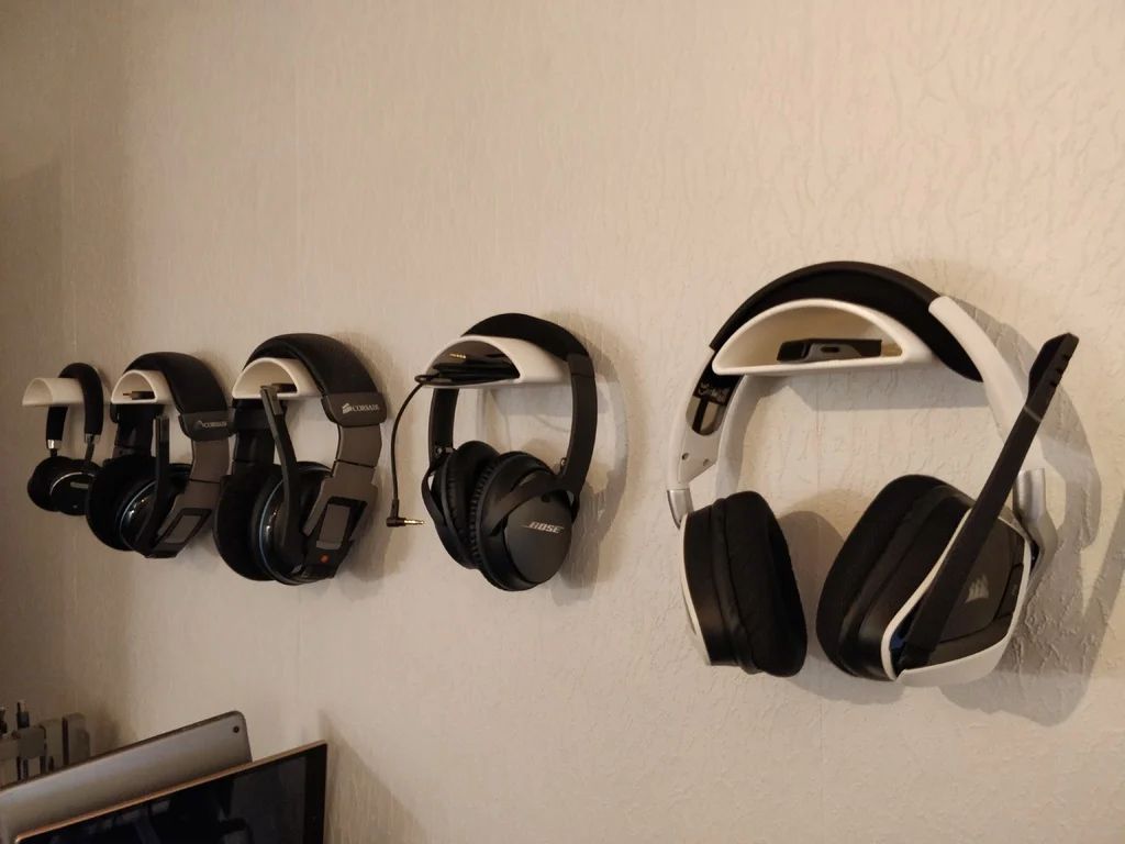 Wall with various 3D printed headset holders