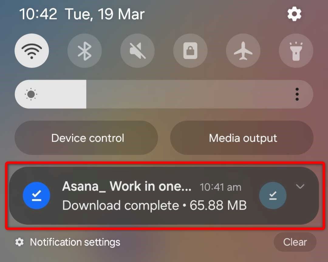 Abrindo o APK de um aplicativo Asana em um dispositivo Android.