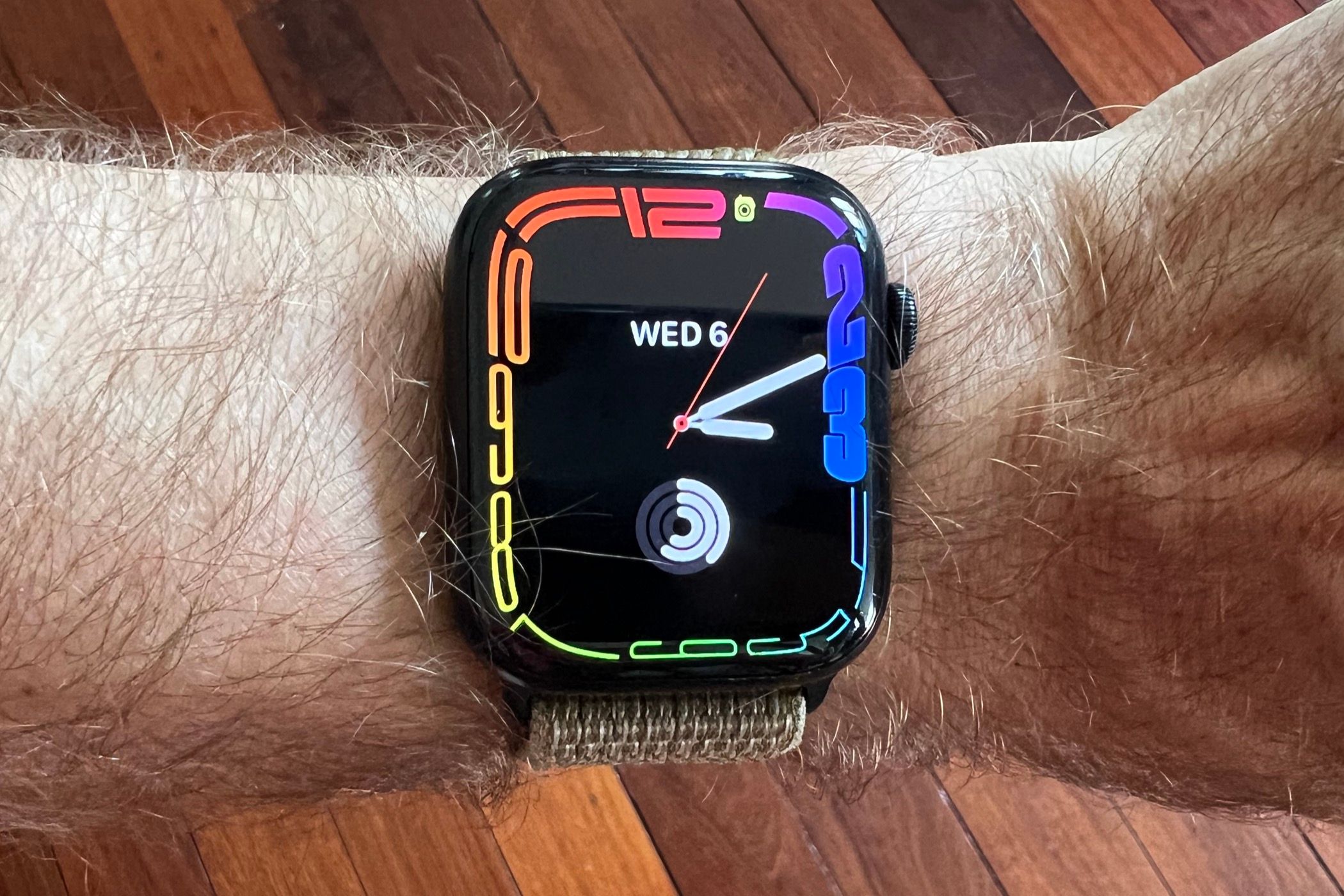 Apple Watch Series 8 and the 'Contour' watch face.