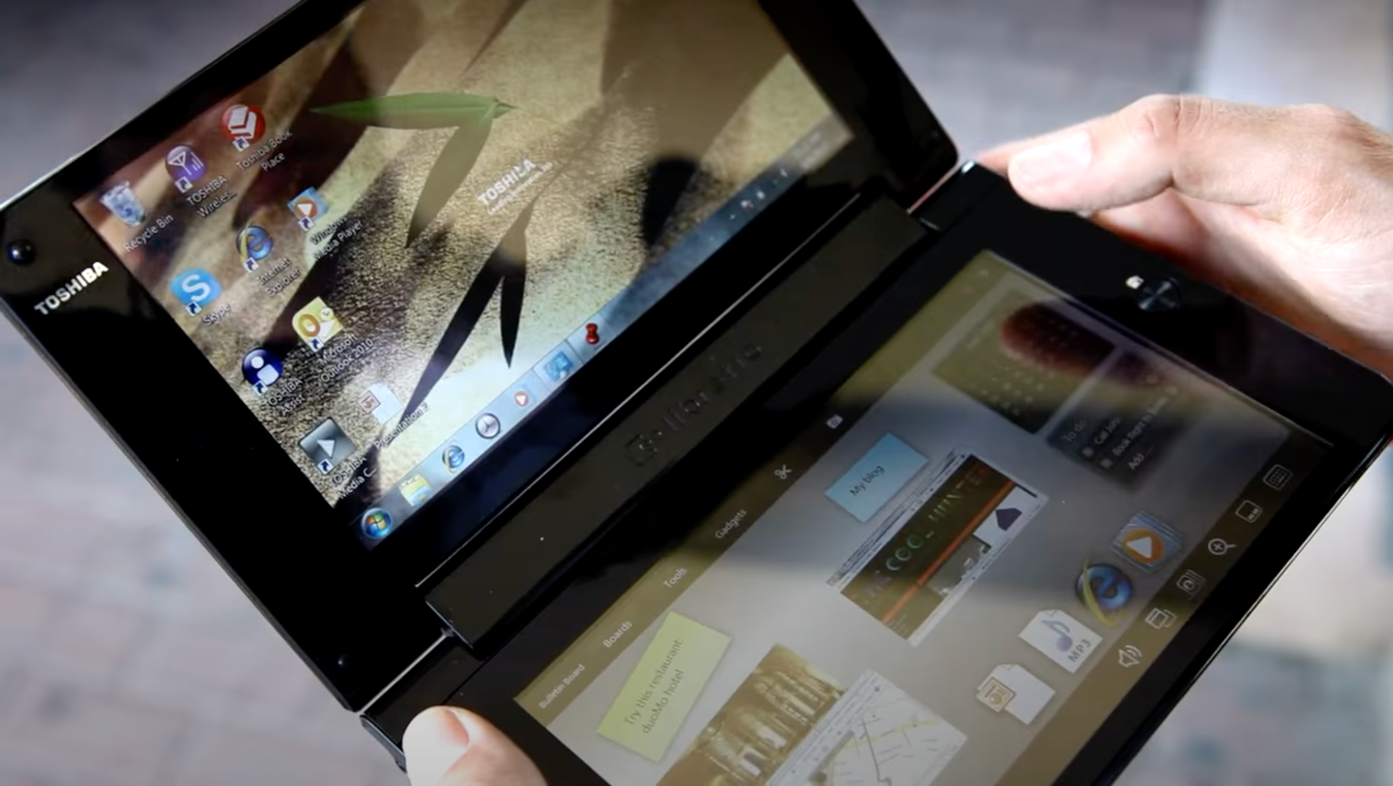 فریمی از ویدئوی انتشار مطبوعاتی Toshiba Libretto که لپ‌تاپ دو صفحه‌نمایش ویندوز را نشان می‌دهد.