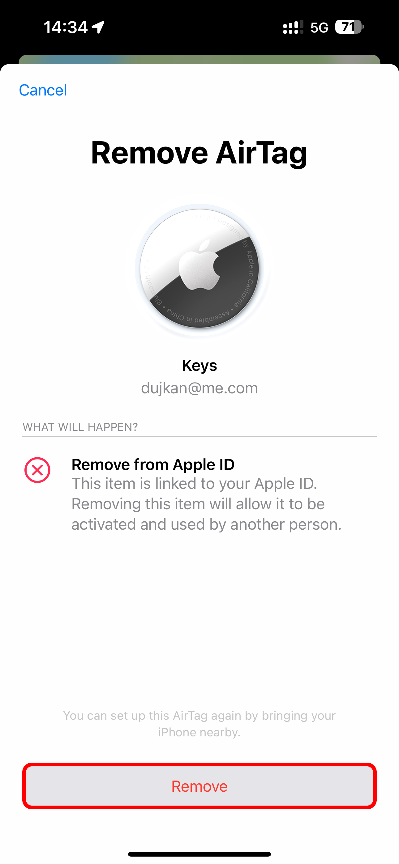 Confirmation prompt when removing an AirTag from the iPhone&rsquo;s Find My app.