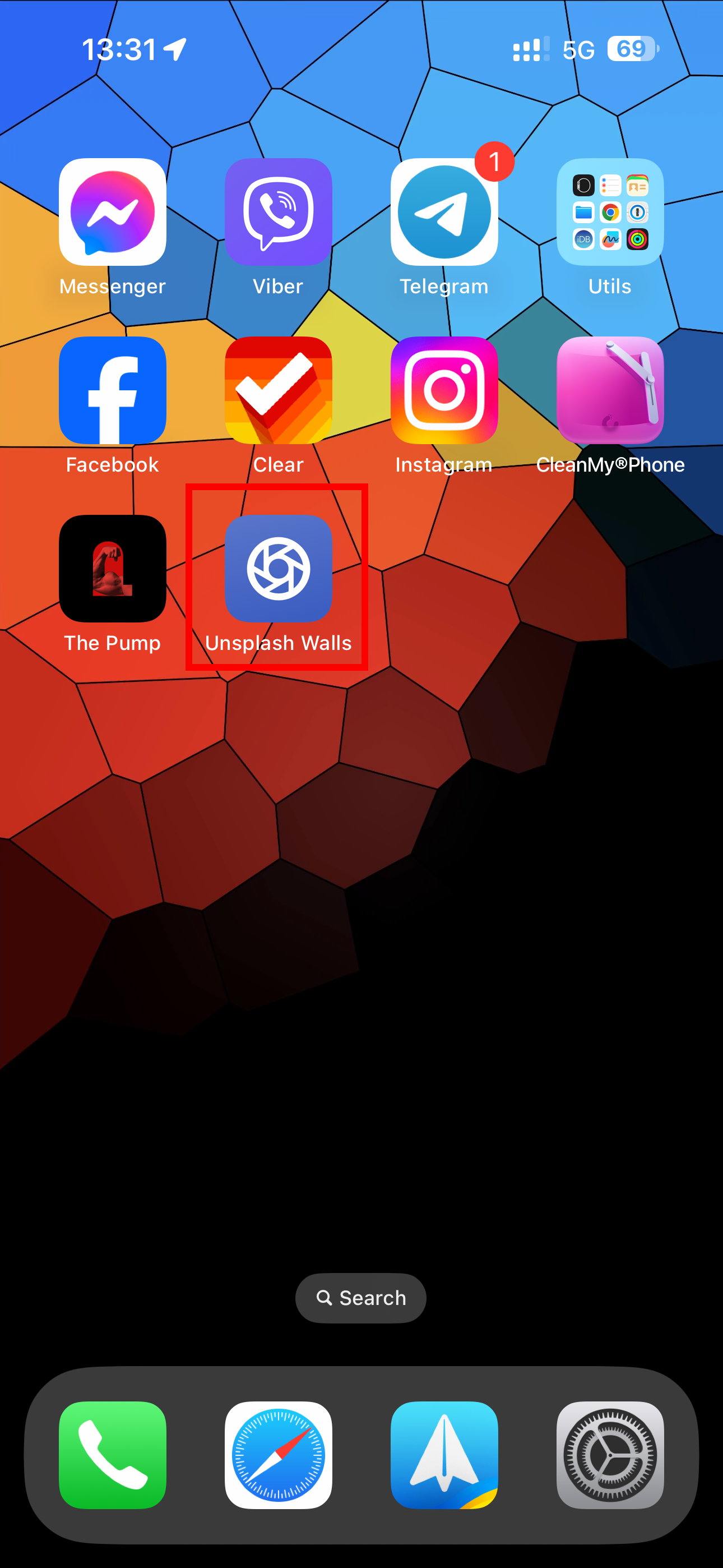 the Unsplsah Walls icon on the iPhone's Home Screen.