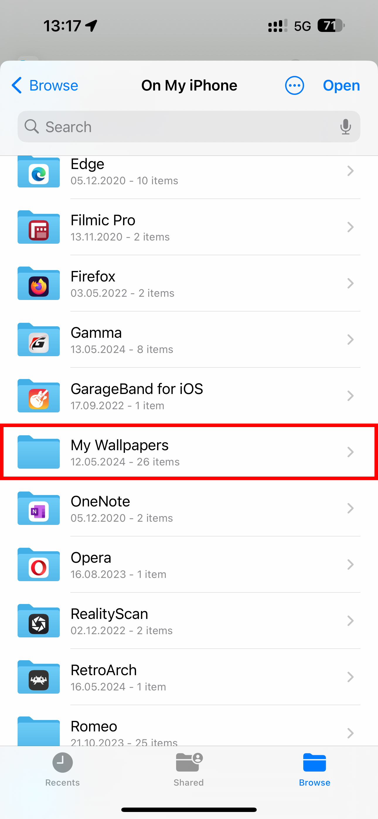 Choosing a folder for a wallpaper automation script in the Shortcuts app on iPhone.
