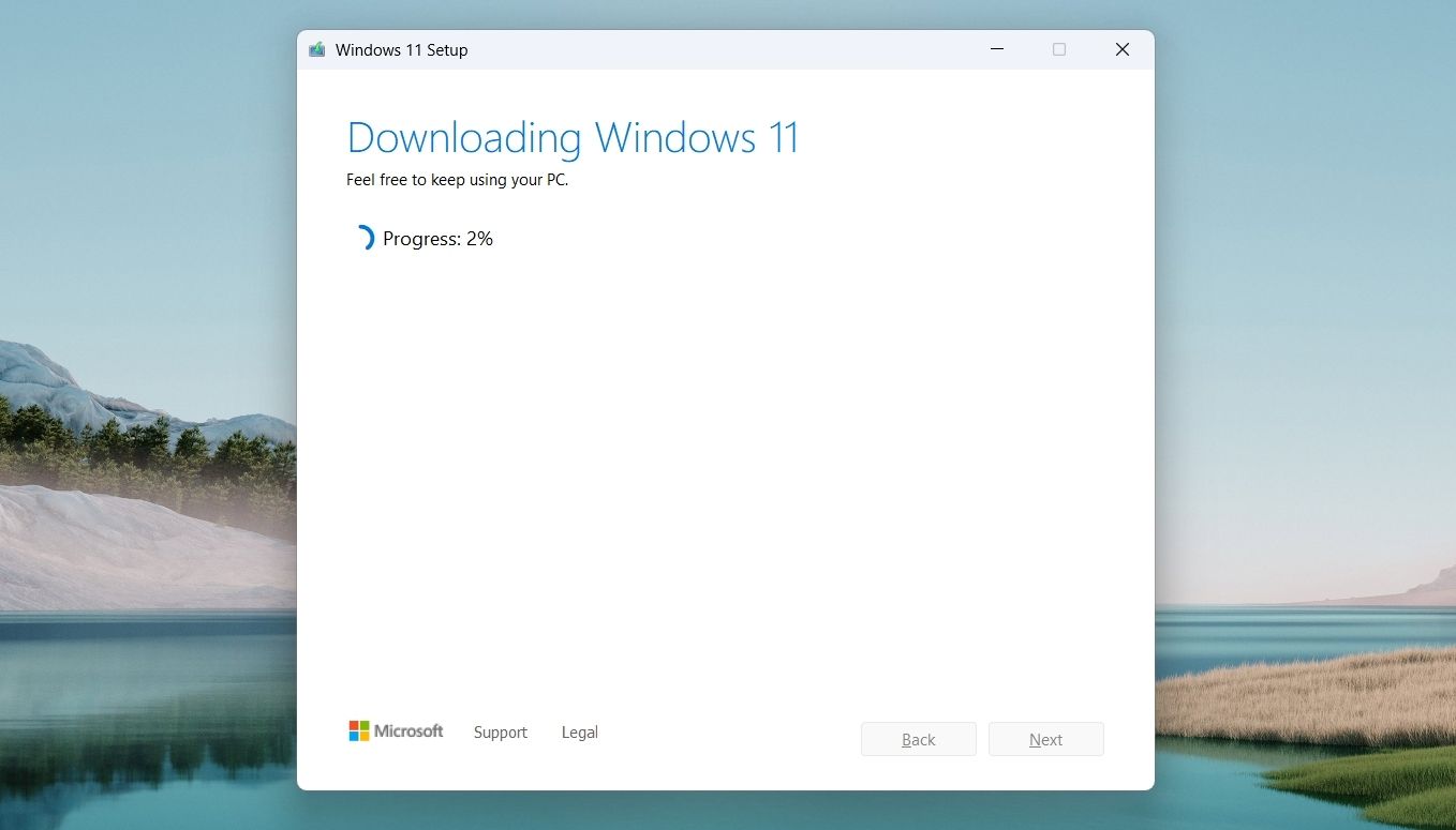 Windows 11 download screen in the Setup window.