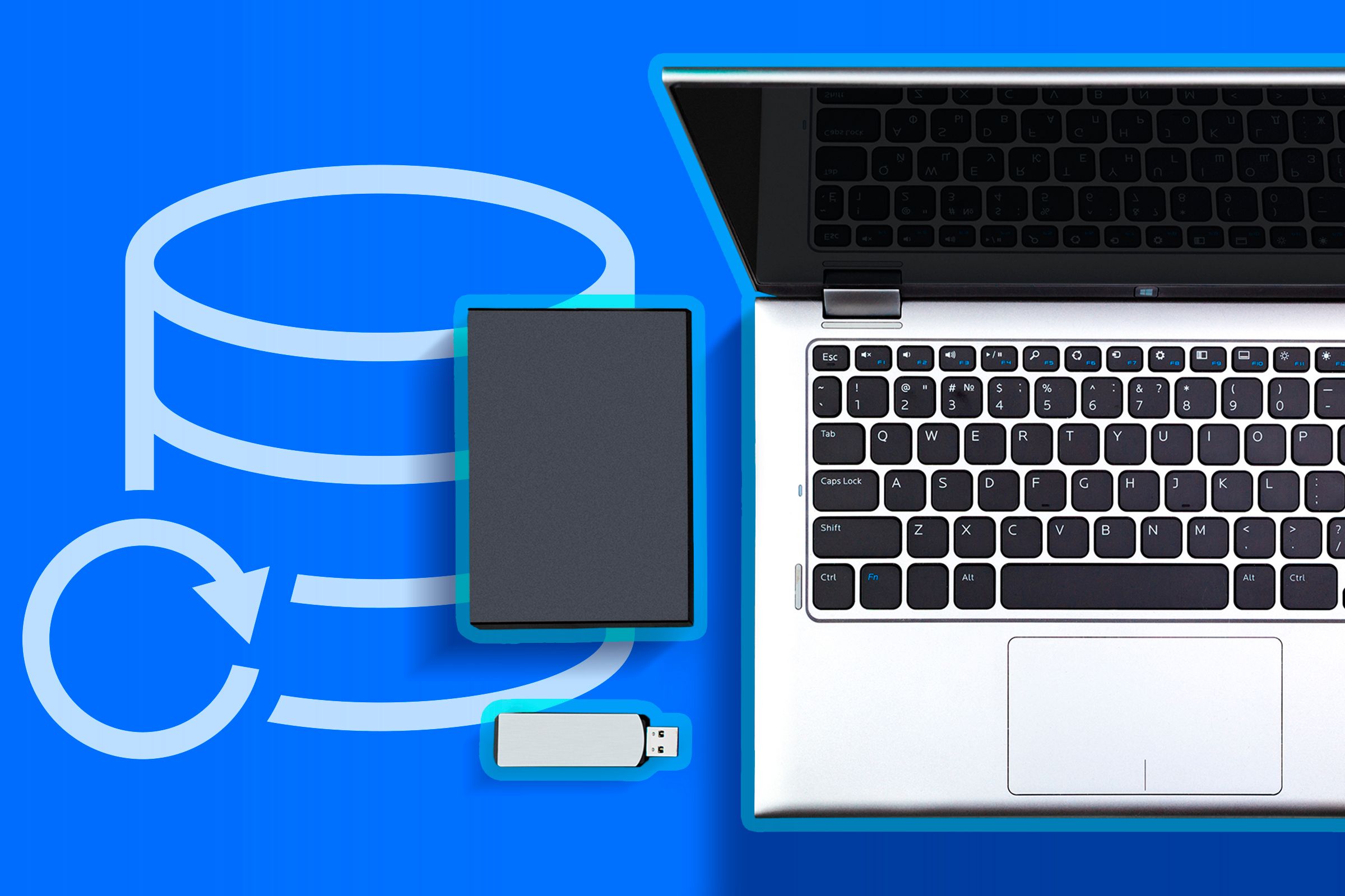 Um laptop com uma unidade USB e um disco rígido externo ao lado dele e um ícone de backup.