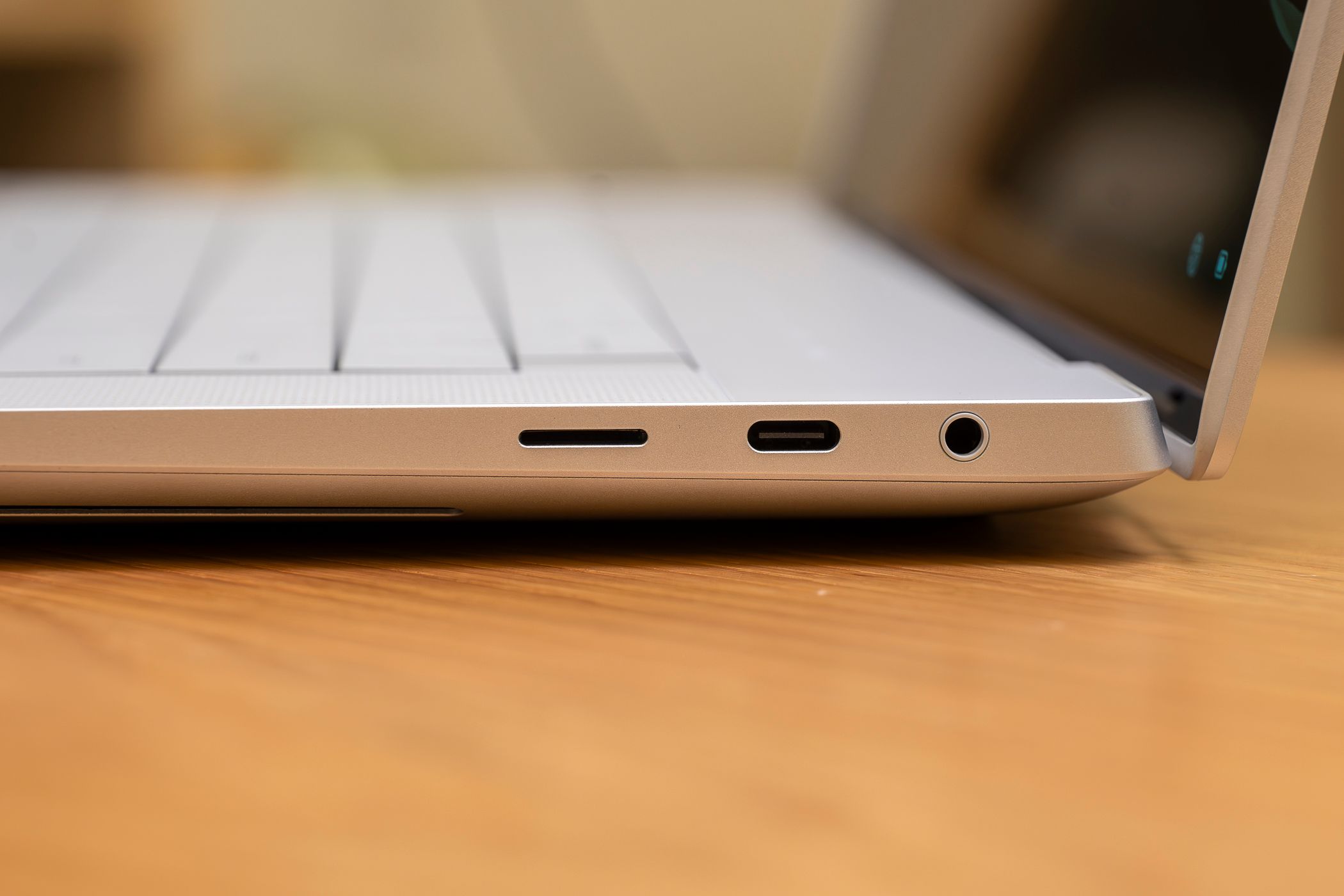 the ports on the right side of the dell xps 16