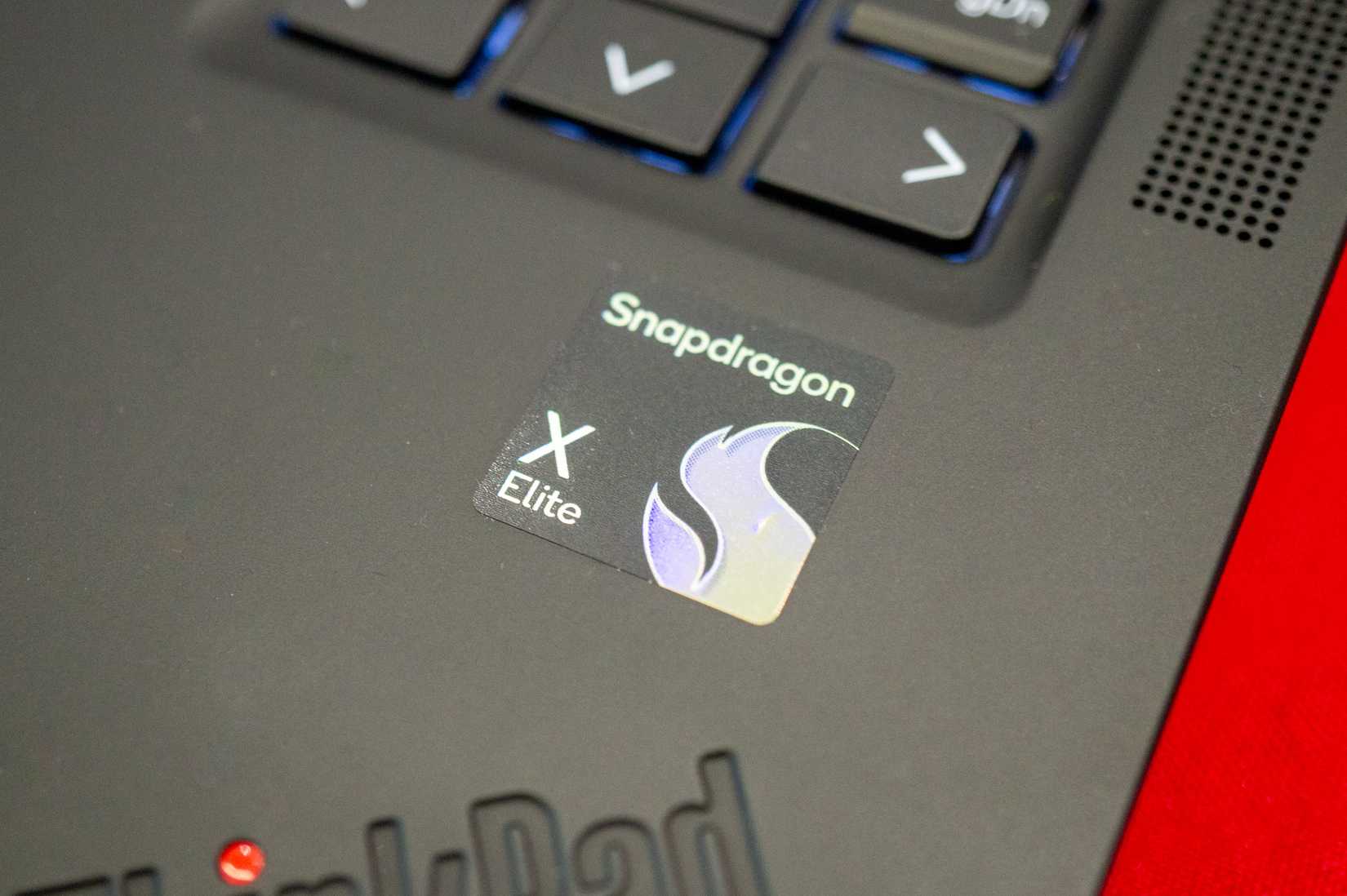Qualcomm Snapdragon X Elite Sticker en una computadora portátil.