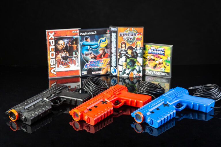 The Sinden Lightgun in three color variants and 4 light gun shooting games, including The House of the Dead, Time Crisis II, Virtua Cop 2, and Point Blank.