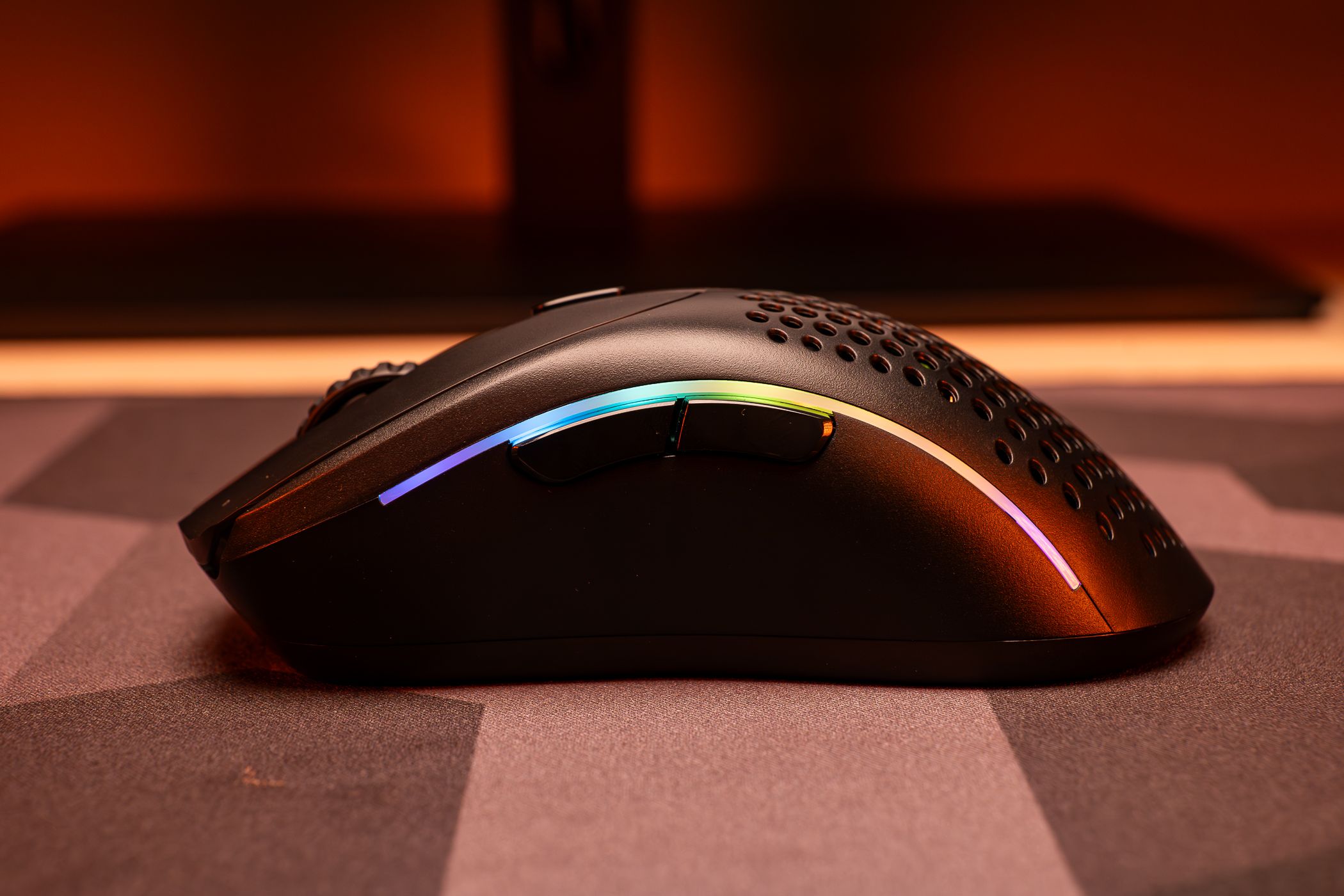 Левая сторона беспроводной мыши Glorious Model D2.