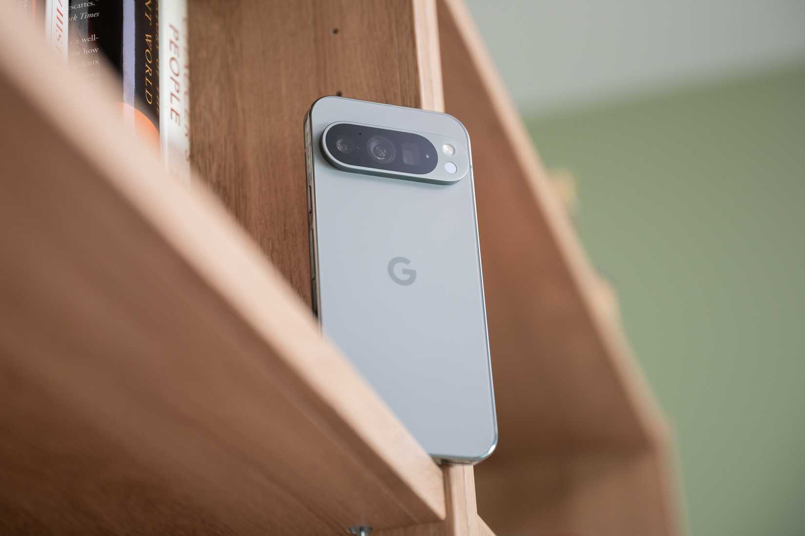 Google Pixel 9 Pro se penchant sur une étagère