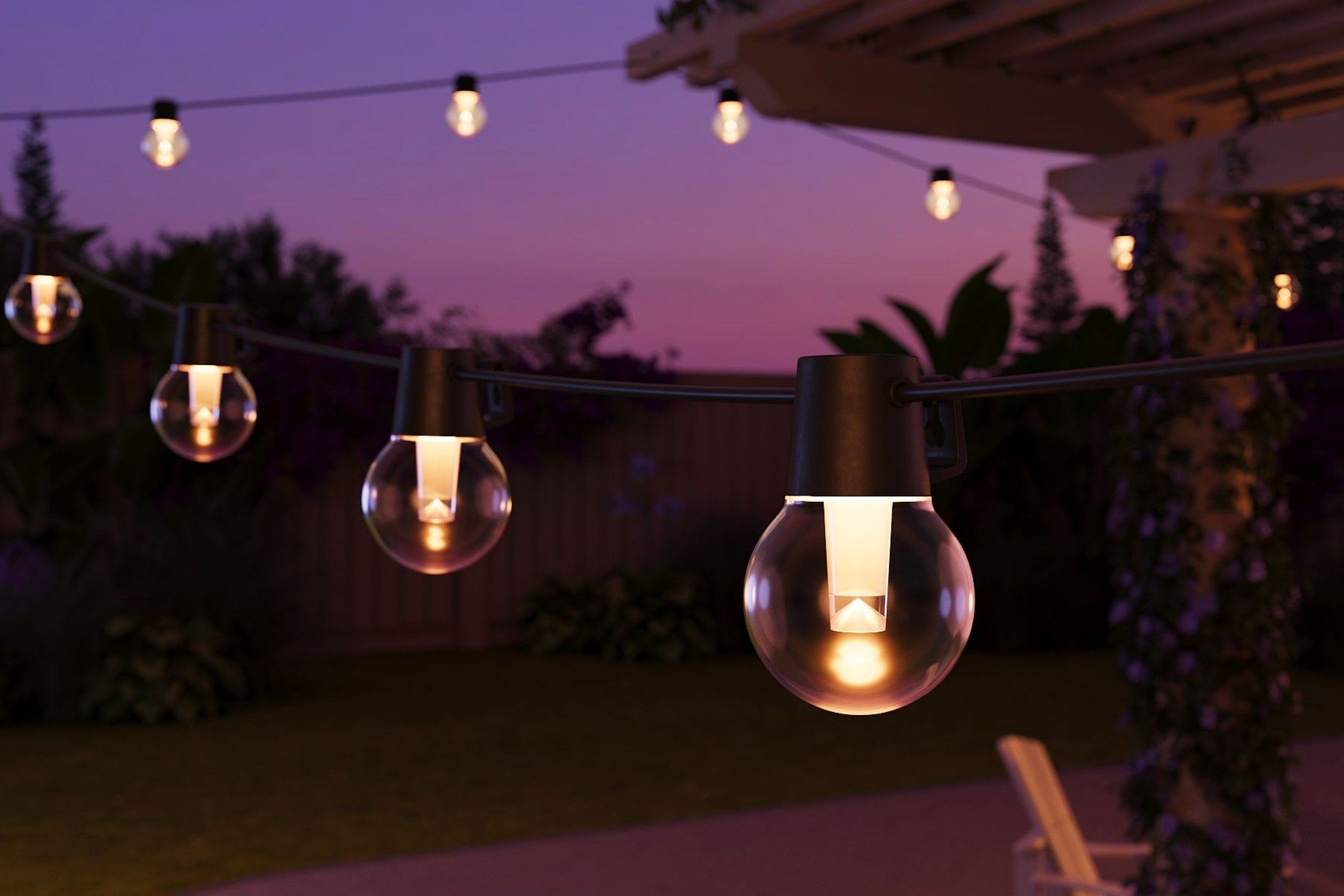 Anker Eufy outdoor string lights e10 in backyard