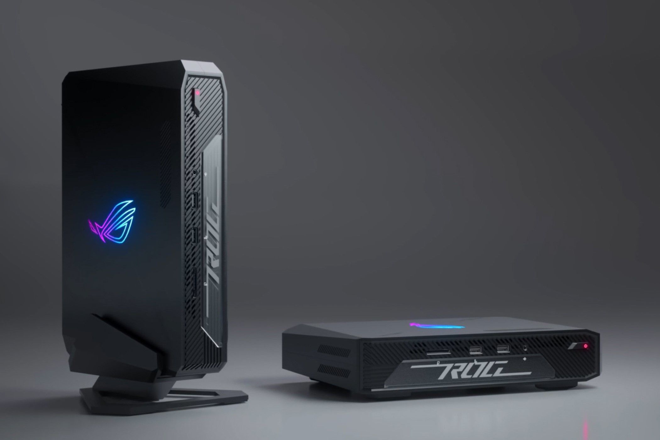 ASUS ROG NUC 970 на рабочем столе. 