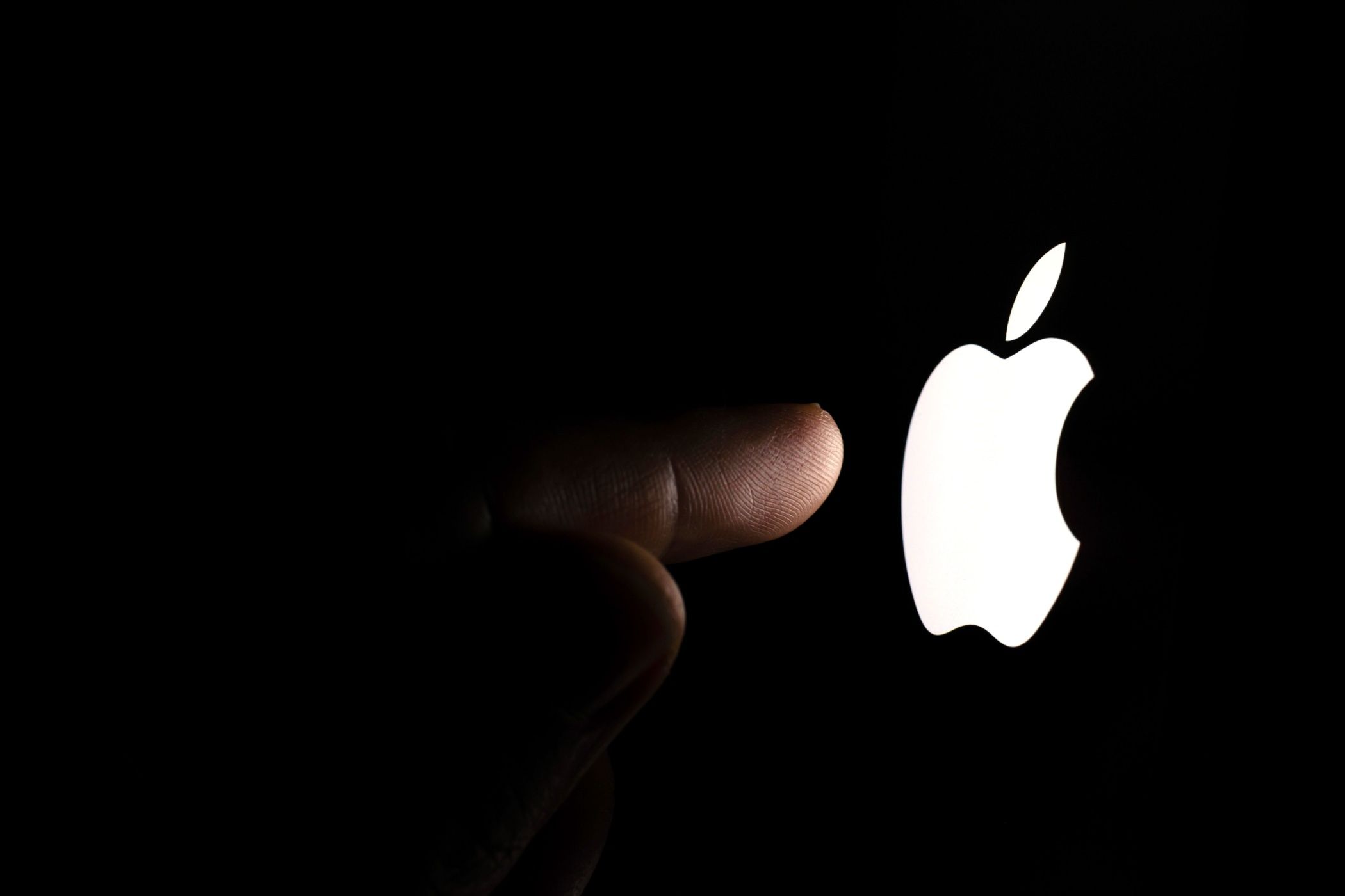 Why I Want Apple to Bring Back The Glowing Logo (We Have the Technology)