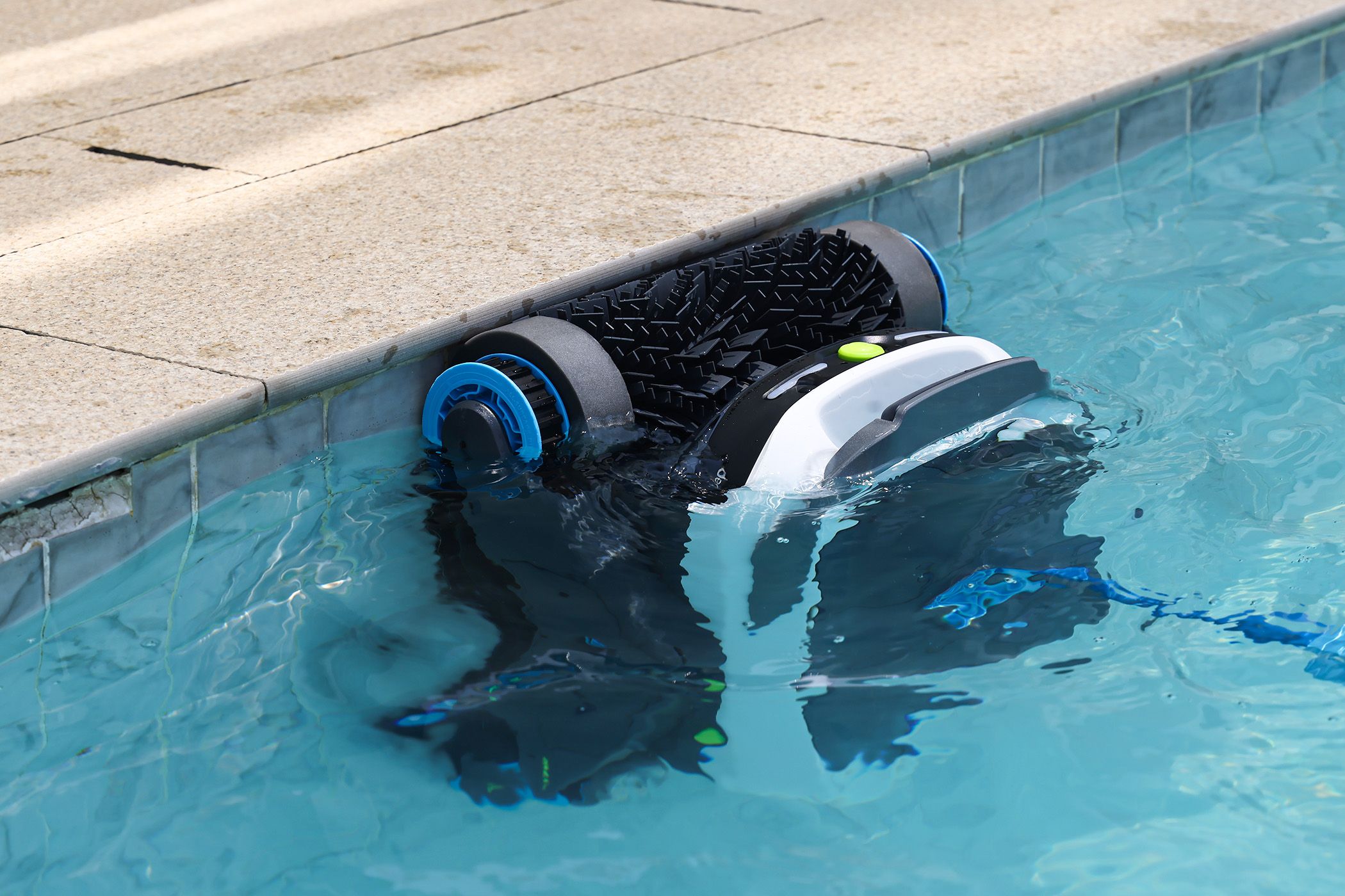 Degrii Zima Pro Cleaning a Pool's Waterline