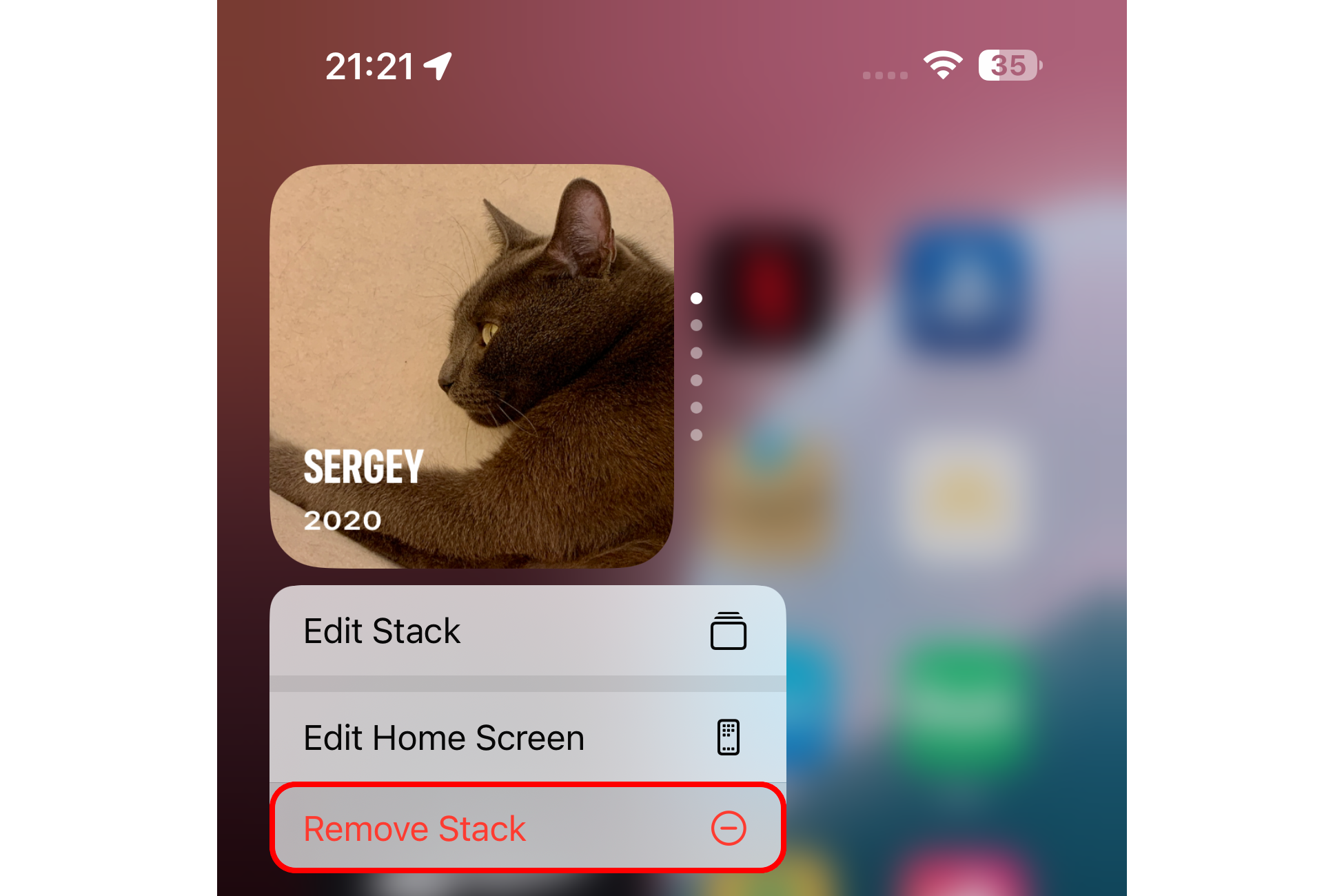 Closeup of a Photos widget on the iPhone's Home Screen with the Remove Stack option in the menu annotated.