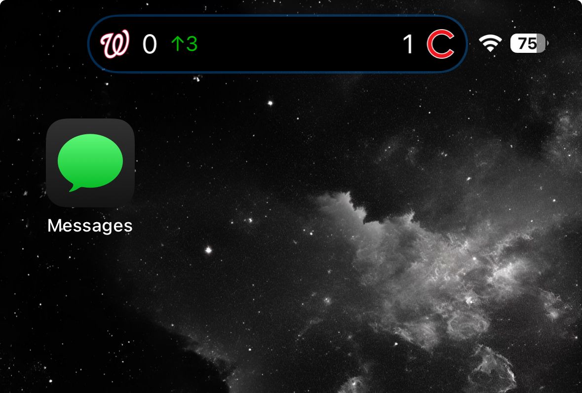 Главный экран iPhone, показывающий спортивные оповещения в реальном времени на Динамическом острове, со счетом и логотипами команд.