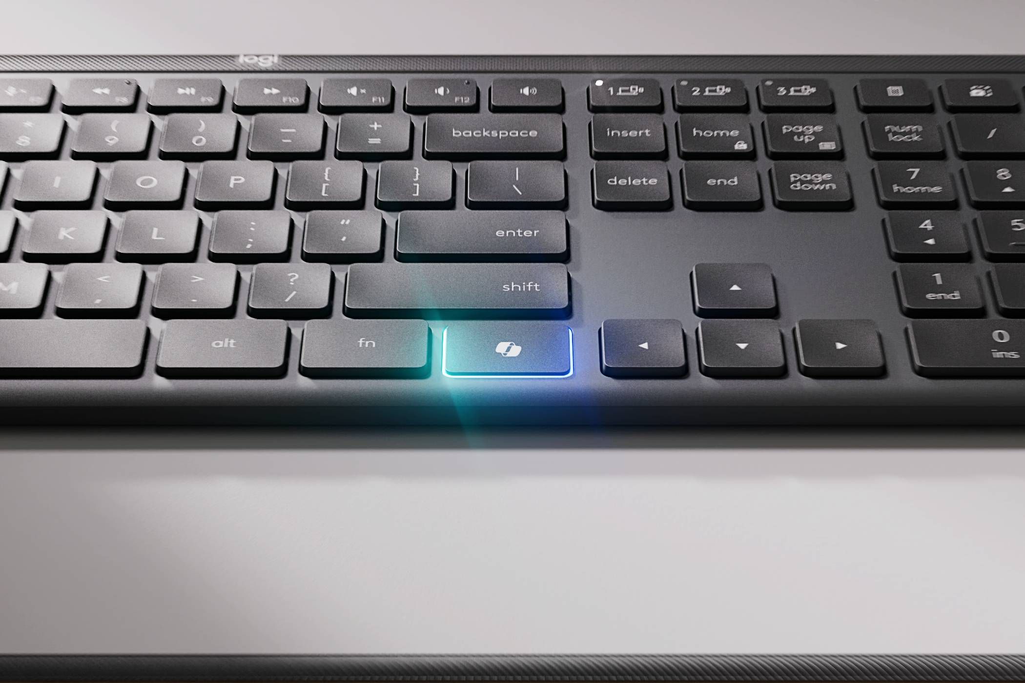 Un teclado Logitech Signature Slim Combo MK955 con la tecla Copilot iluminada