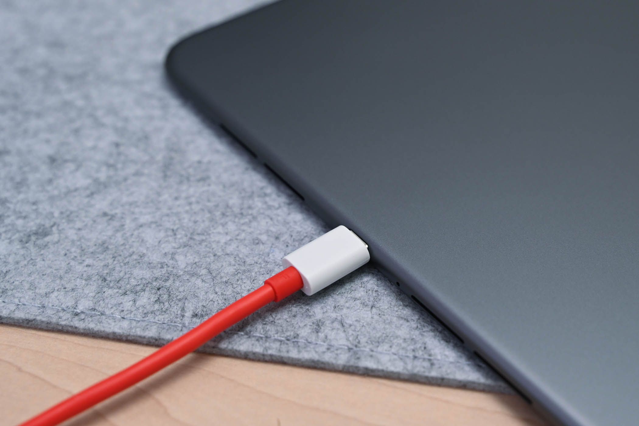 Charging OnePlus Pad 2.