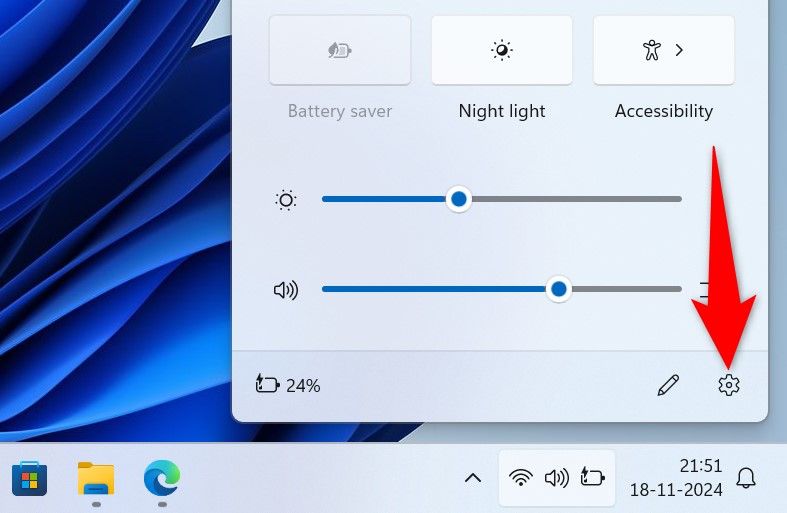 Значок шестеренки, выделенный в Центре действий.