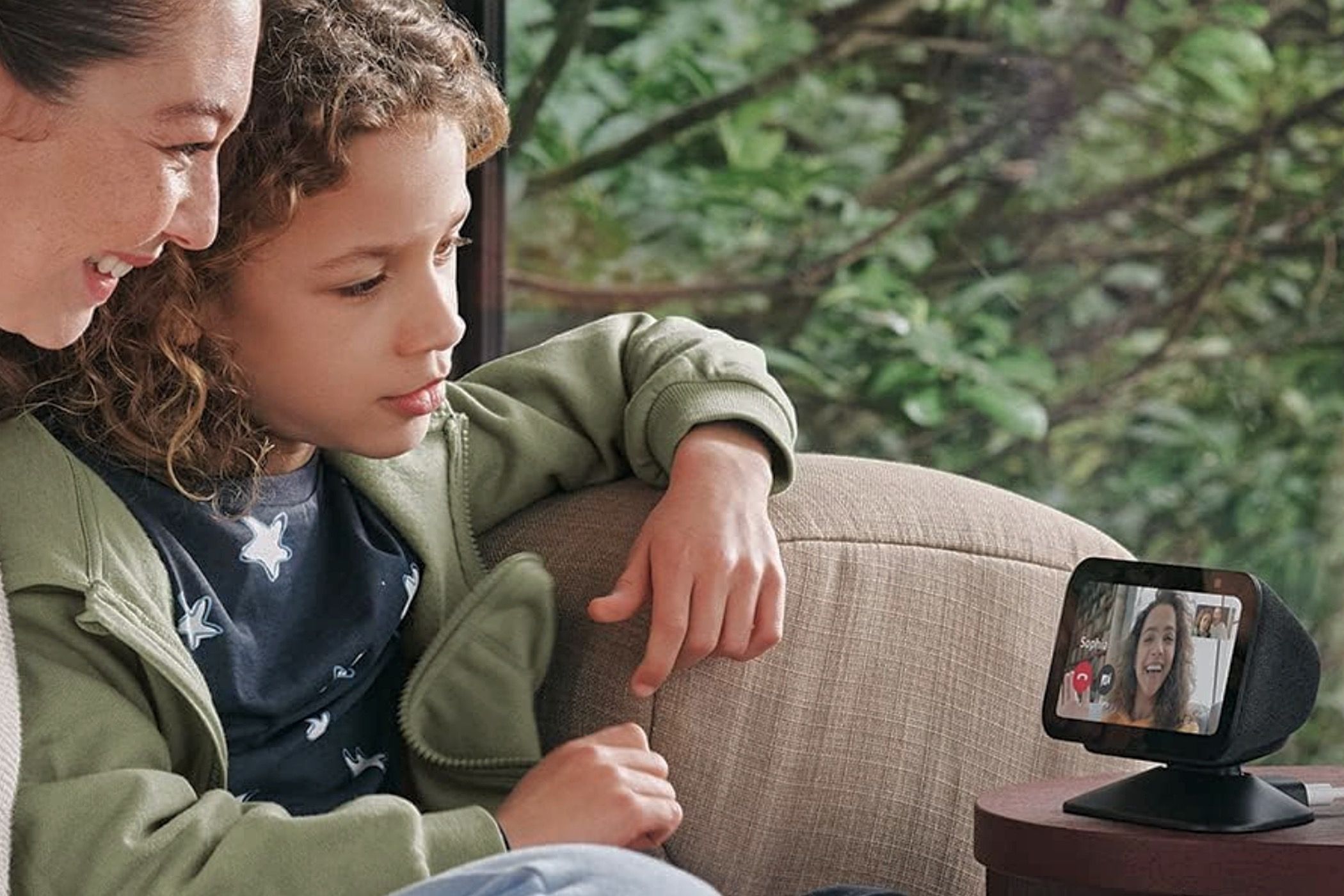 Mother and child making a video call on the Amazon Echo Show 5 (3rd Gen).