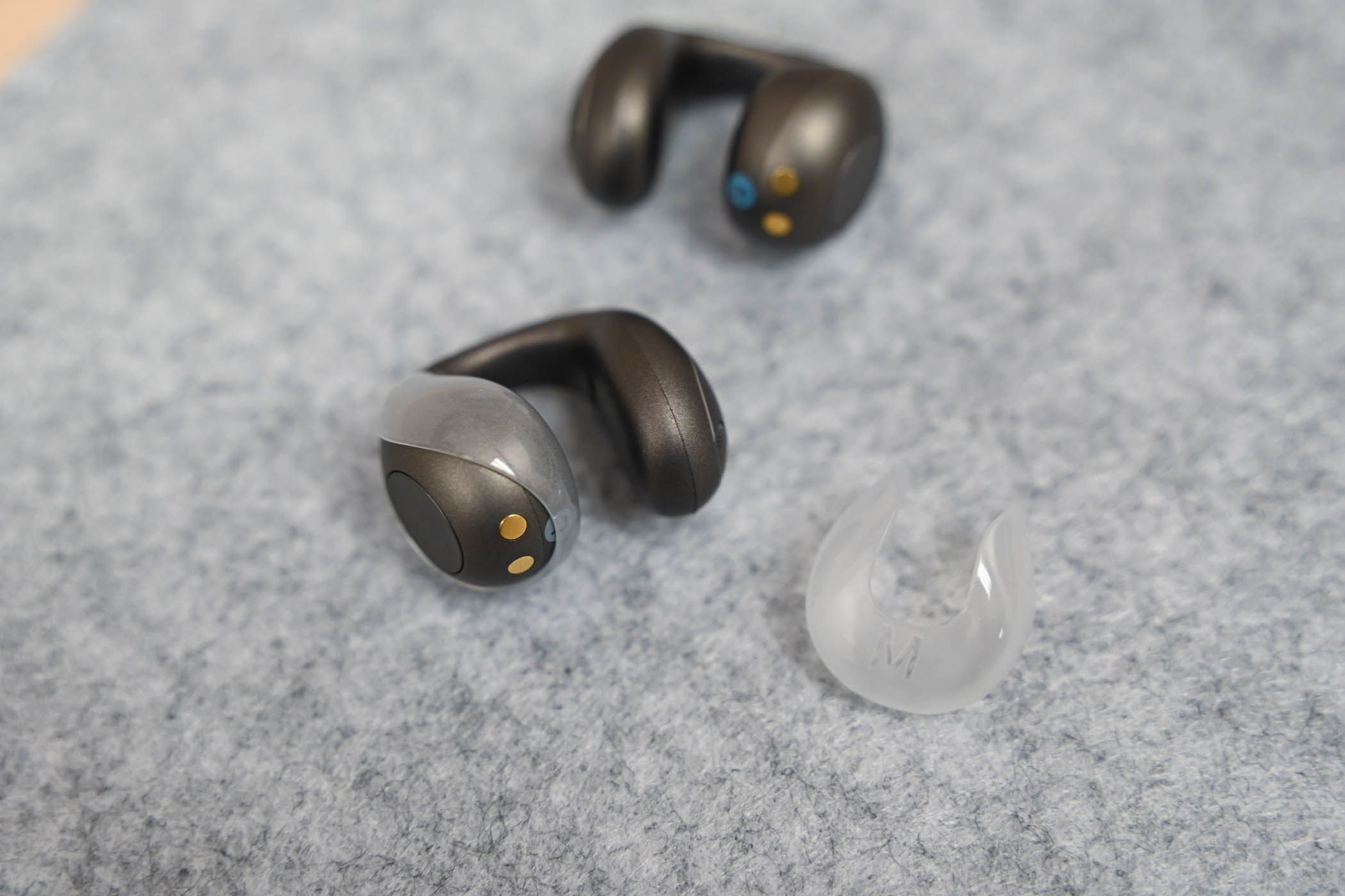 Size adjustment grips for the Soundcore C40i earbuds.